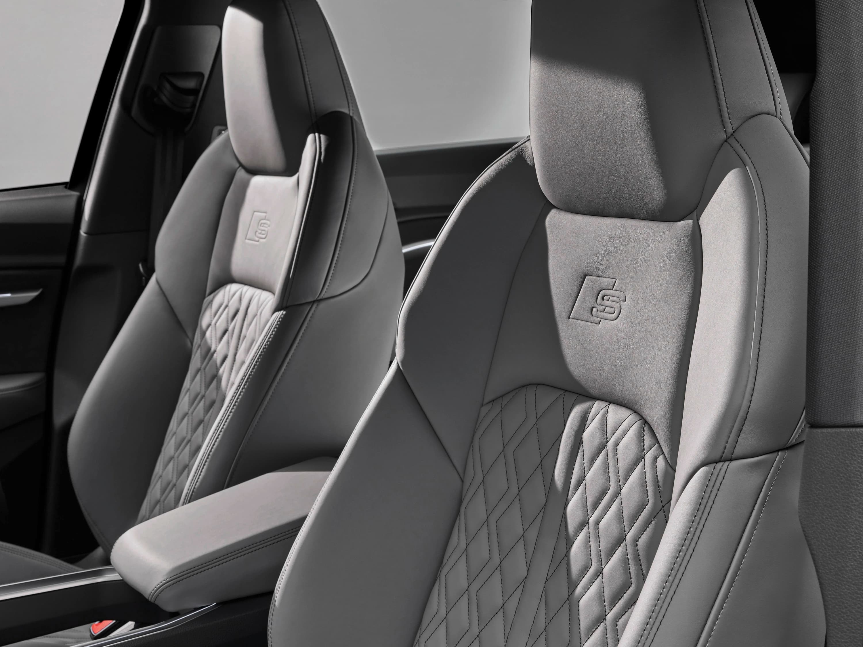 Audi e-tron S photo