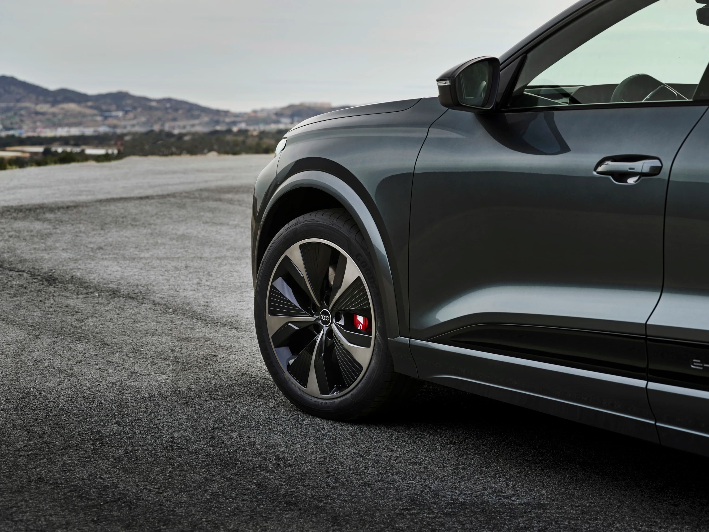 Audi SQ6 e-tron photo