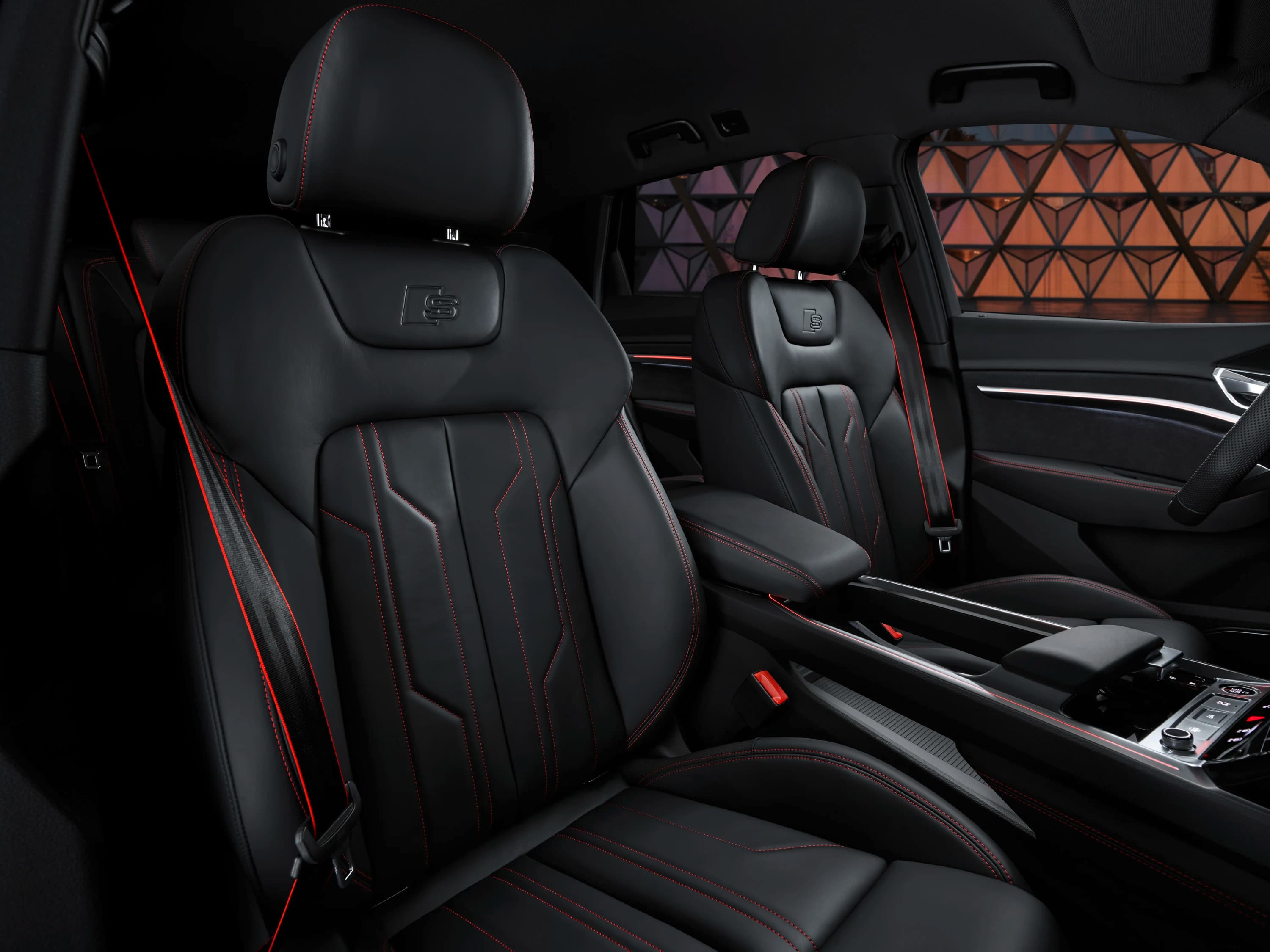 Audi Q8 50 e-tron photo