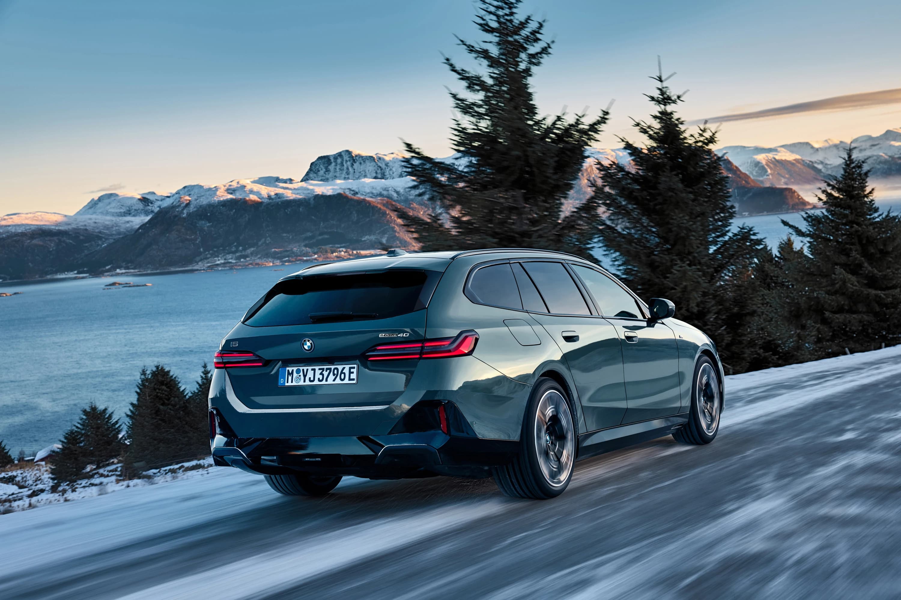 BMW i5 M60 xDrive Touring photo