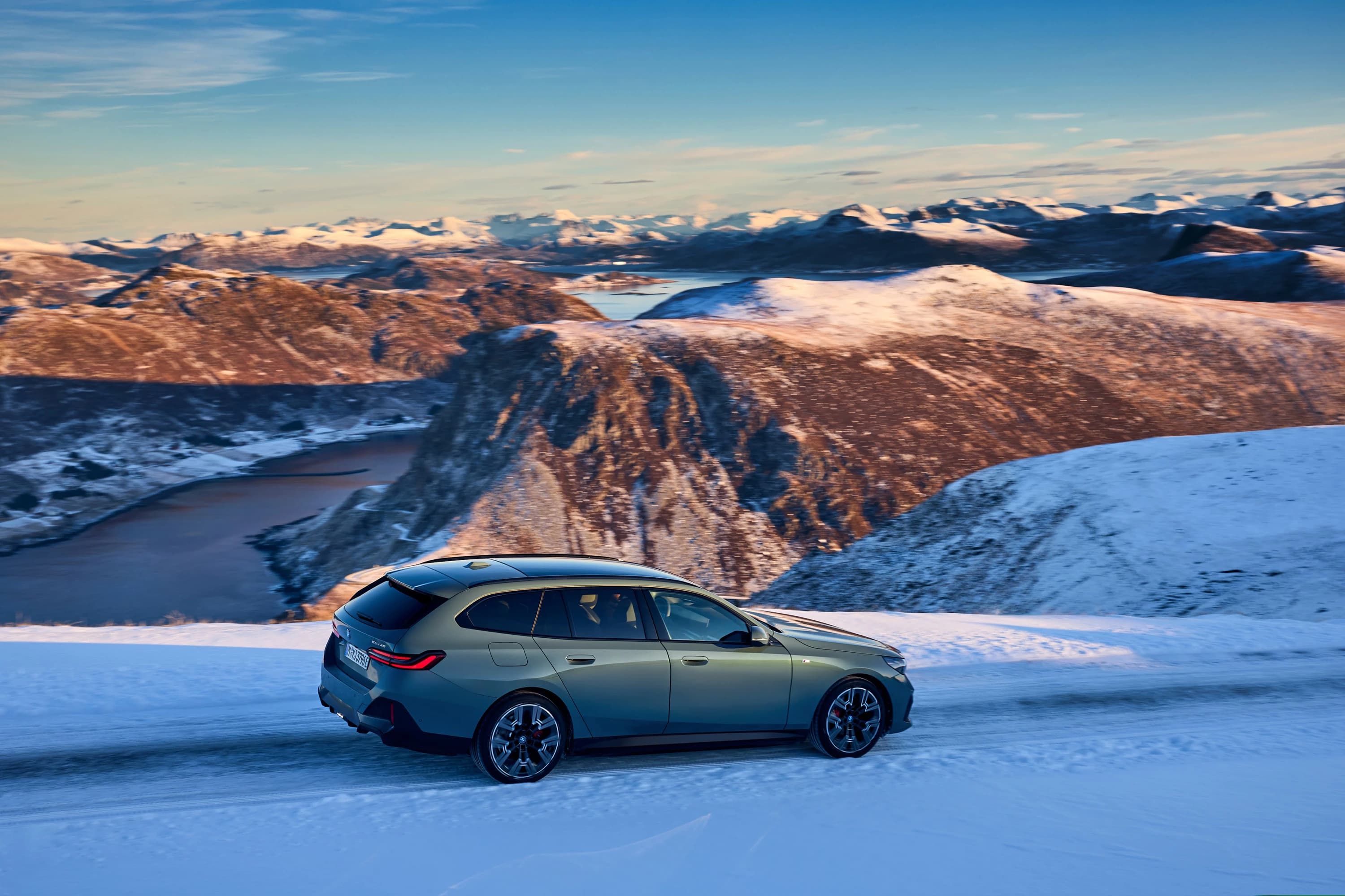 BMW i5 xDrive40 Touring photo