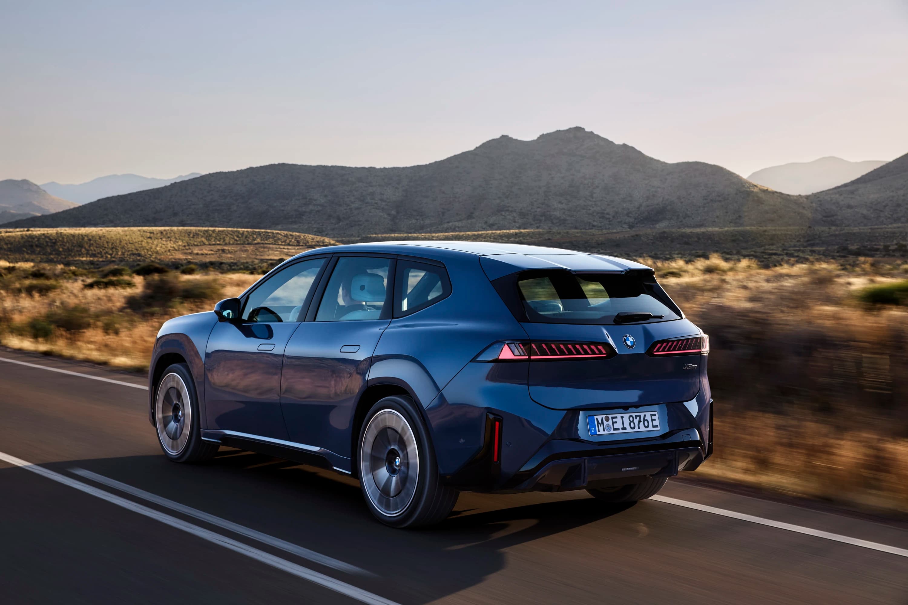BMW iX3 50 xDrive photo