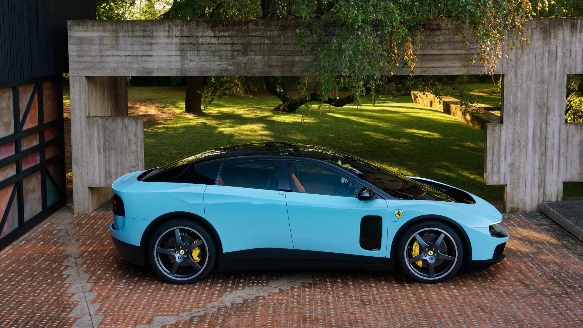 Ferrari Luce photo