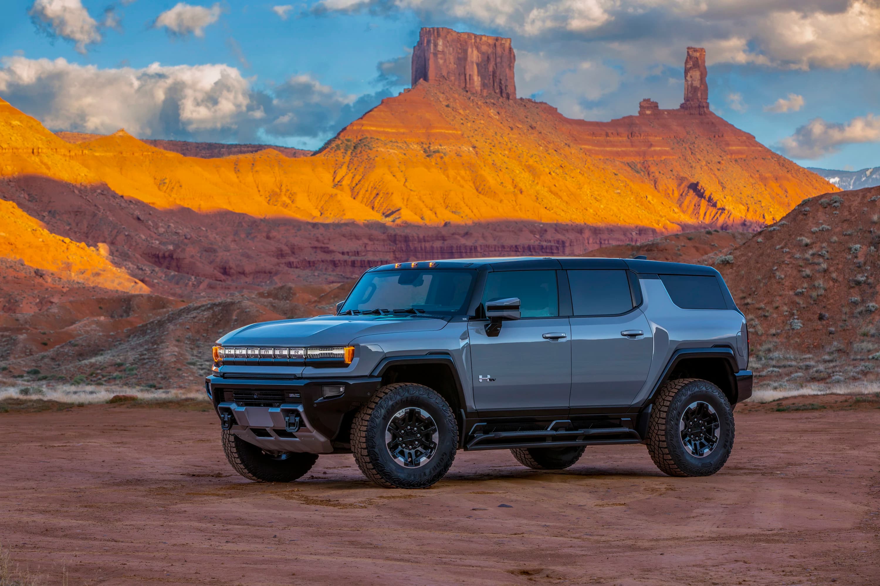 GMC Hummer EV SUV 3x photo