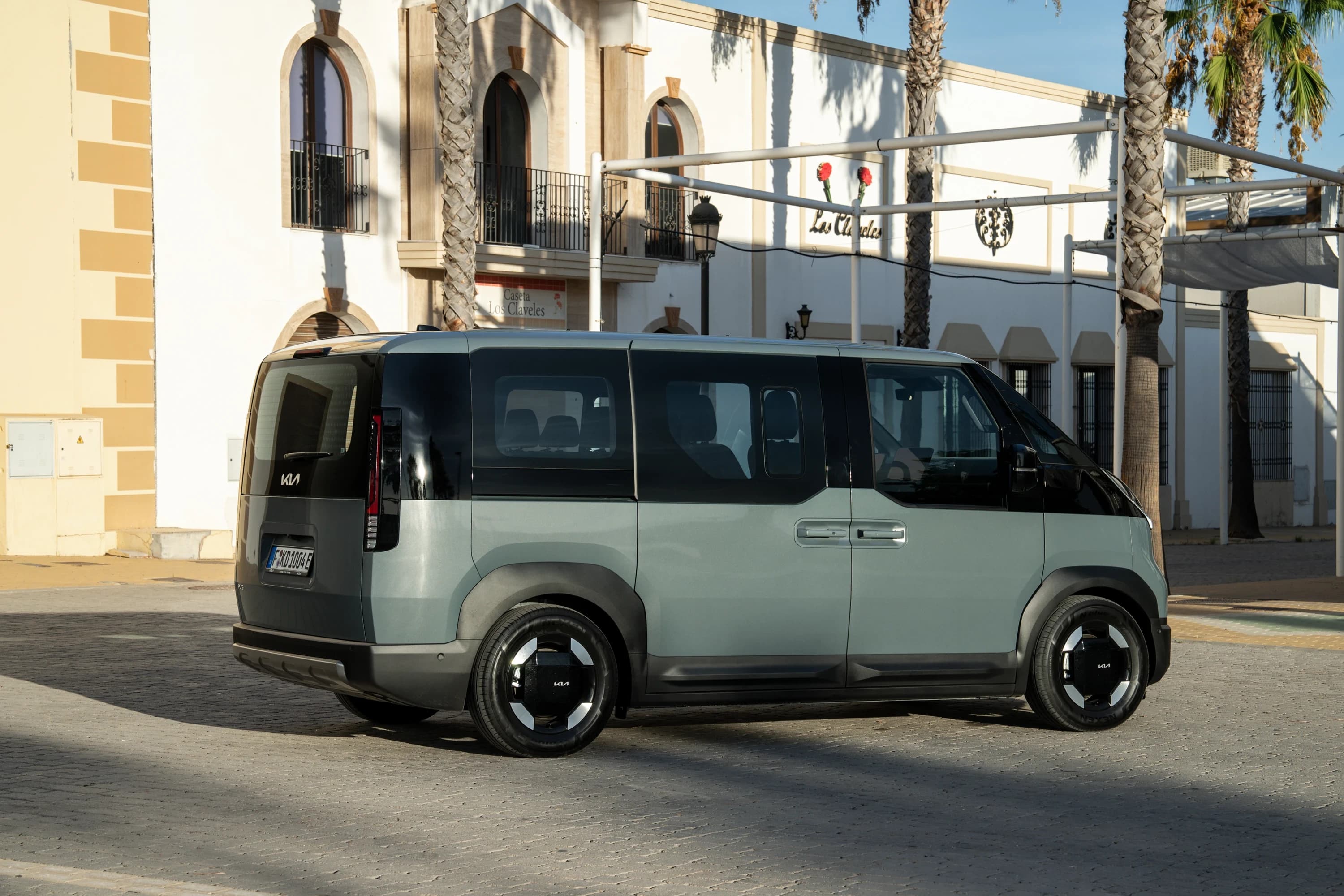 Kia PV5 Passenger Standard Range photo