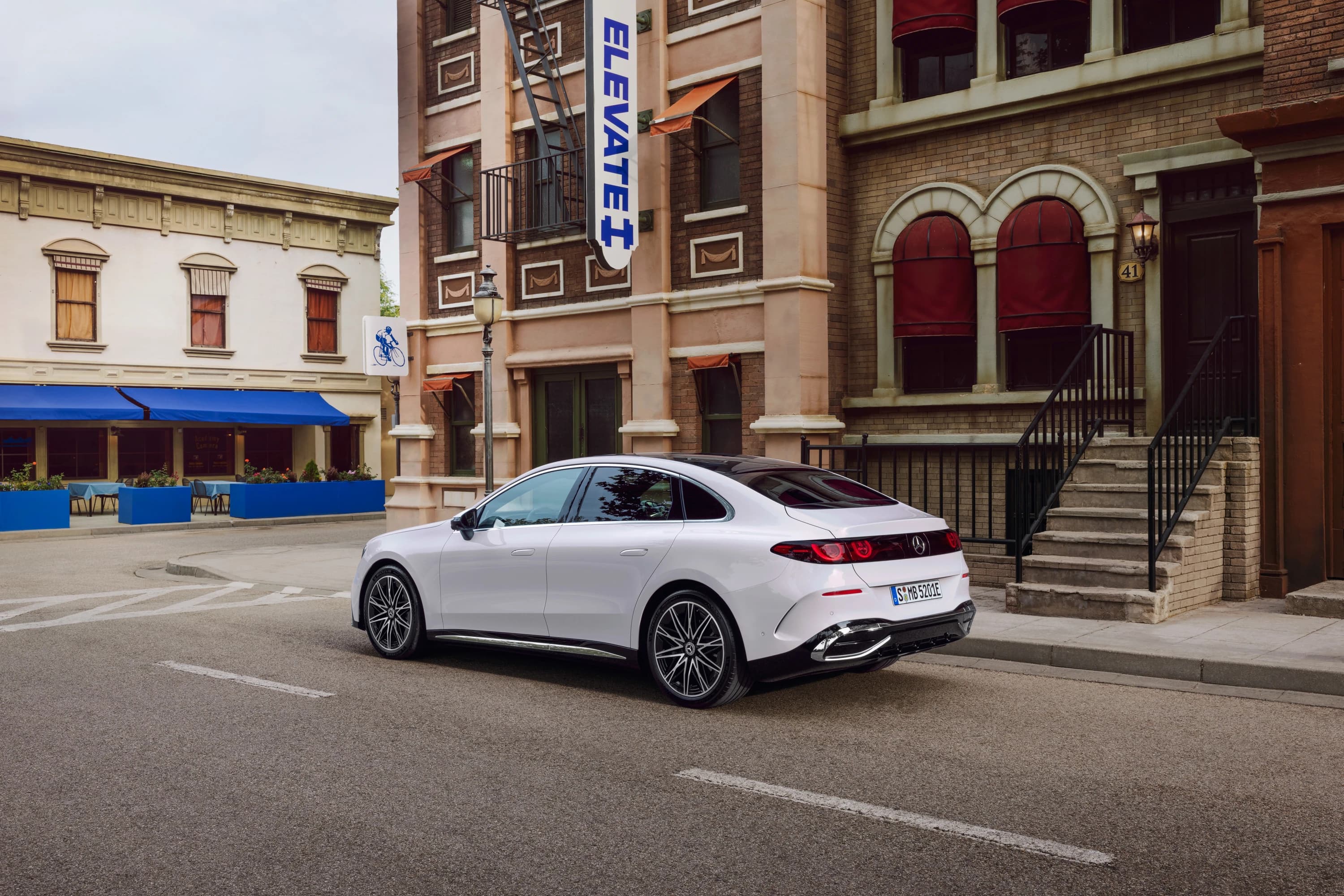 Mercedes C 400 4MATIC electric photo
