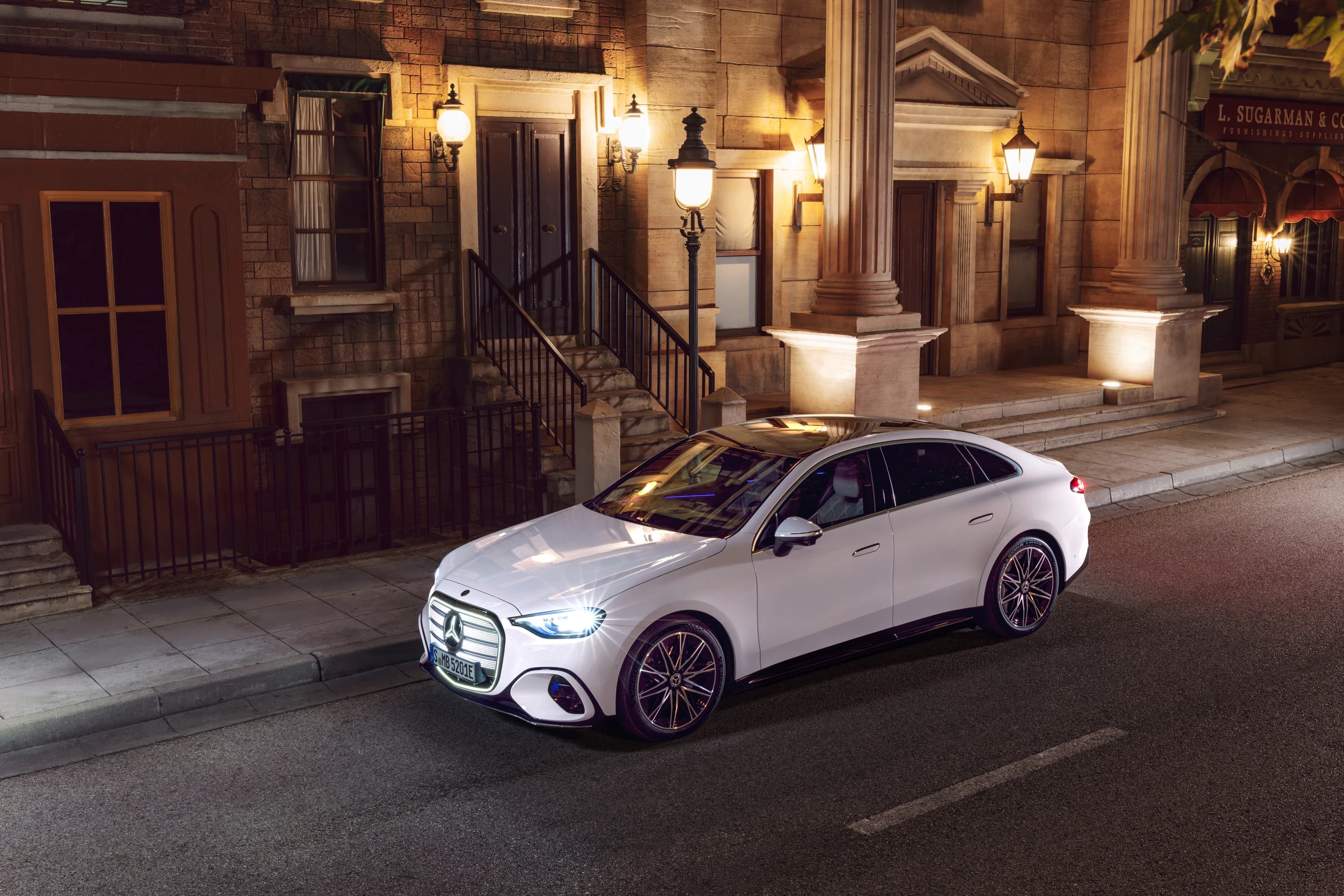 Mercedes C 400 4MATIC electric photo