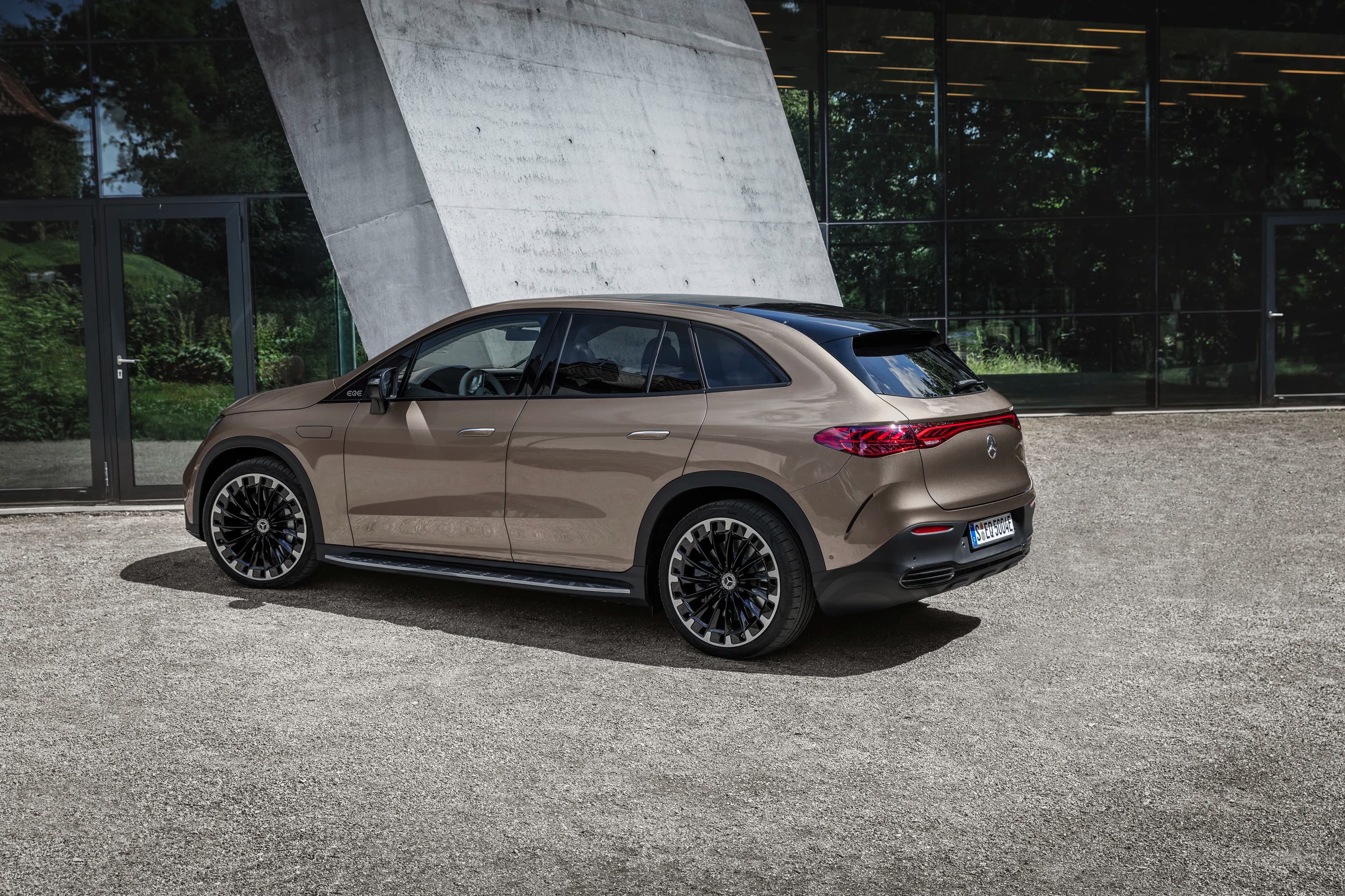 Mercedes-EQ EQE 350+ SUV photo