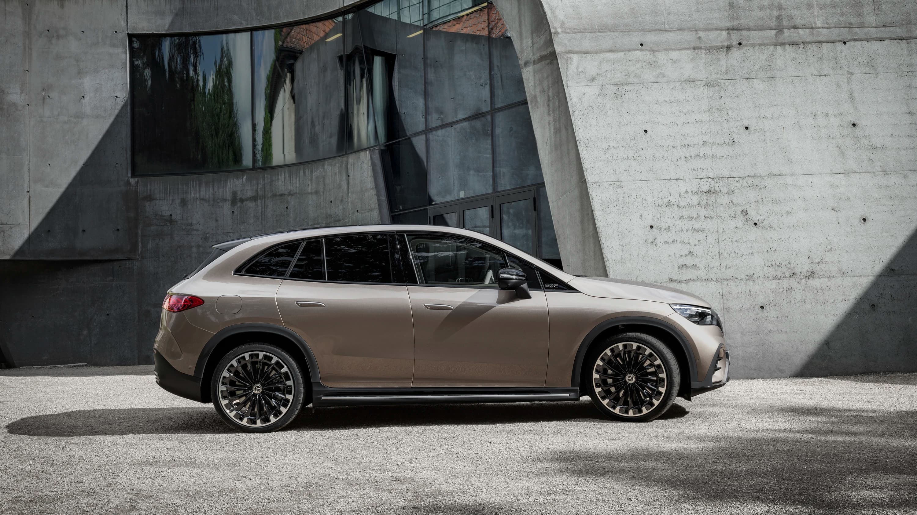Mercedes-EQ EQE 350+ SUV photo