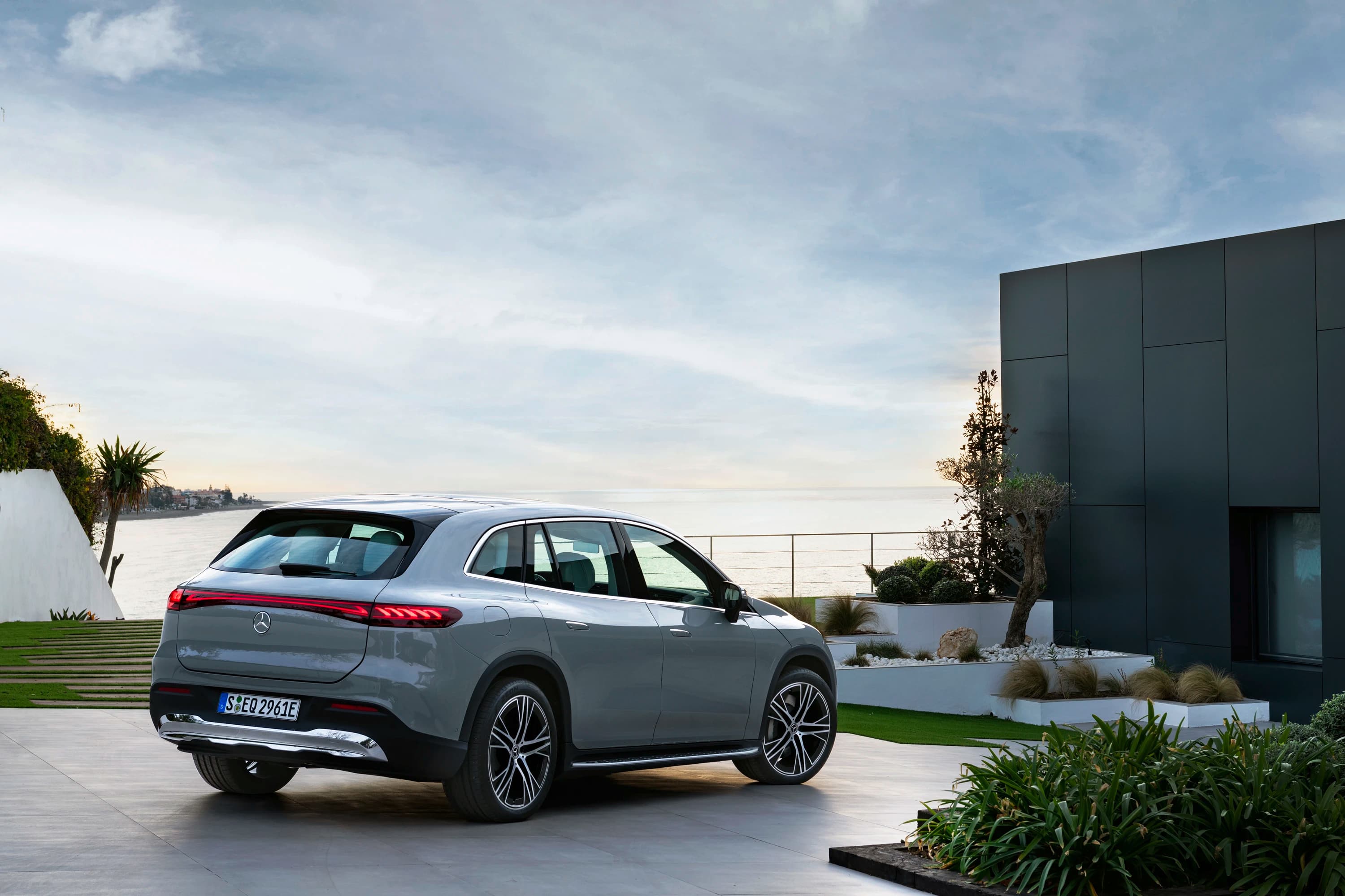 Mercedes-EQ EQS 450 4MATIC SUV photo