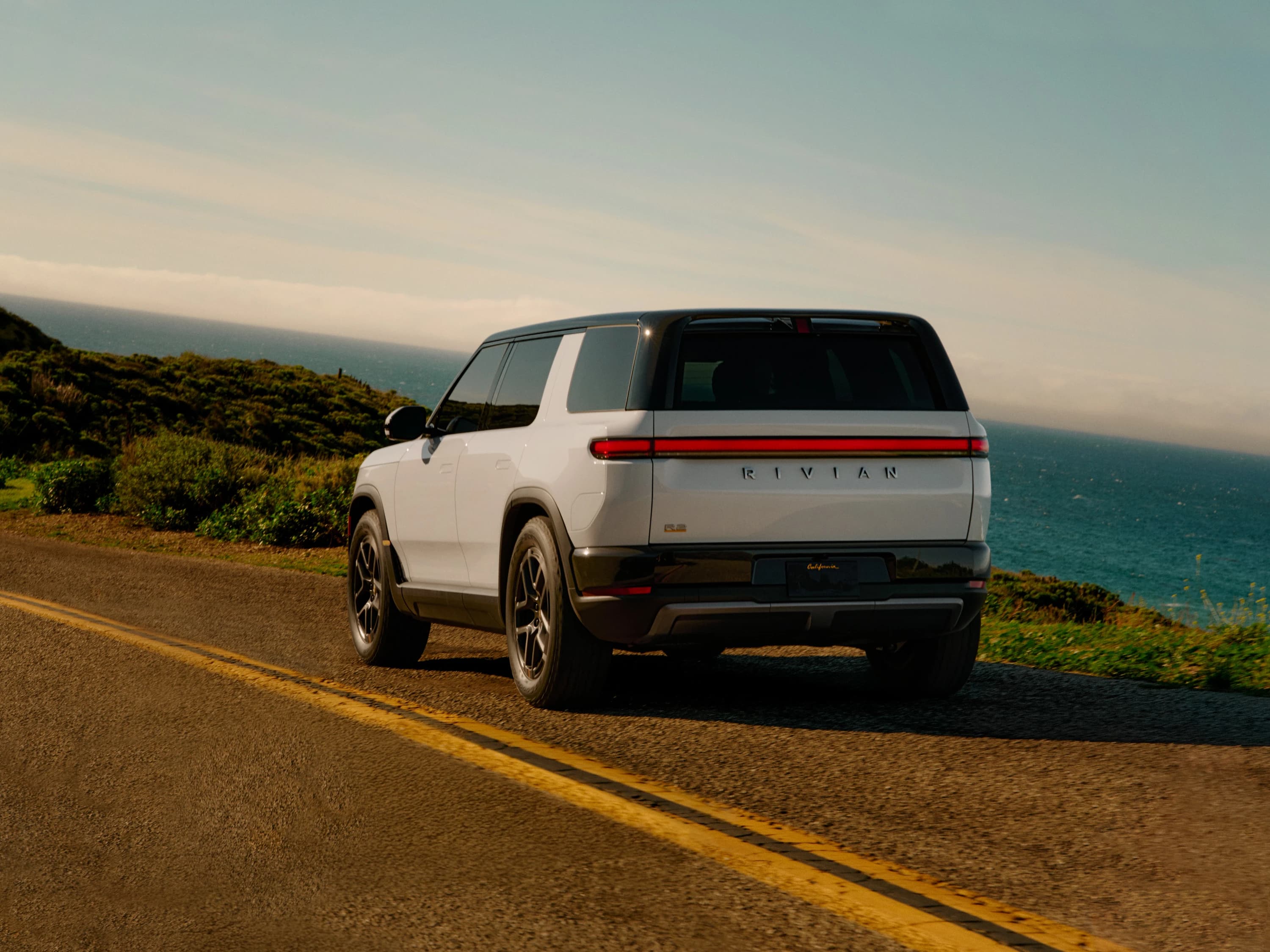 Rivian R2 RWD Long Range photo