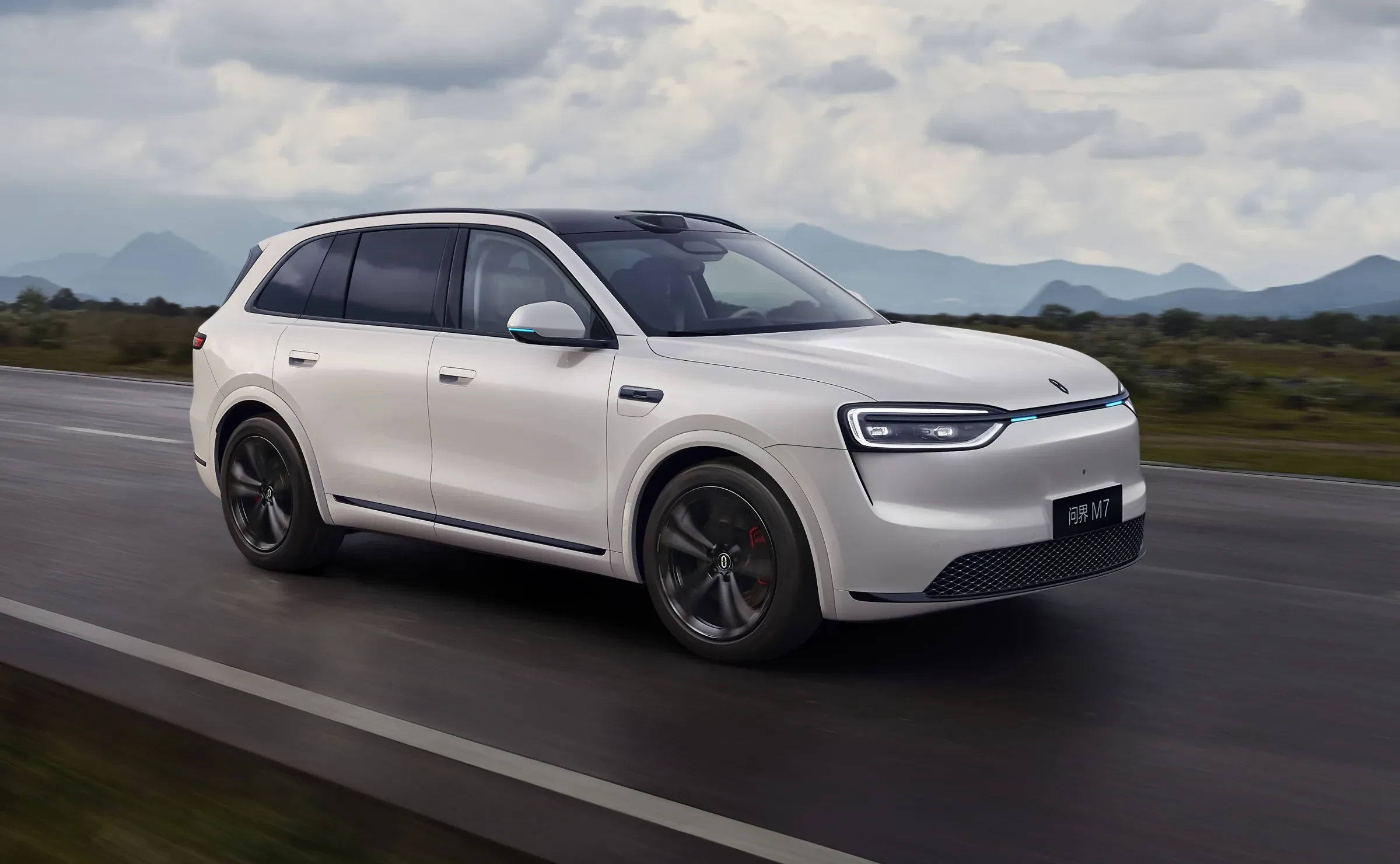 AITO M7 AWD exterior view
