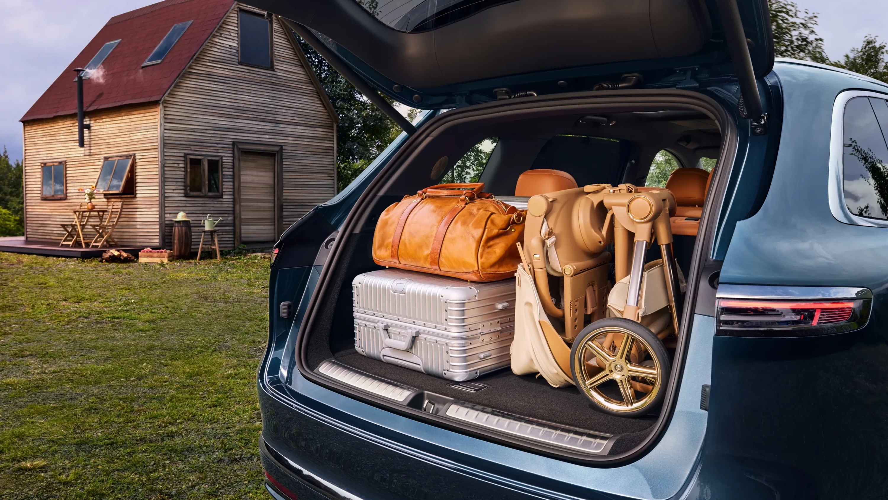 AITO M7 AWD trunk view