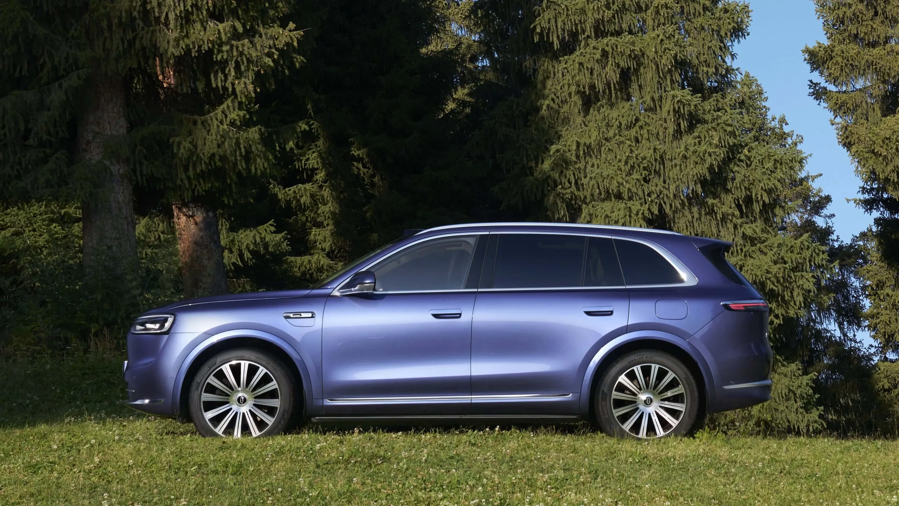 AITO M7 RWD exterior view
