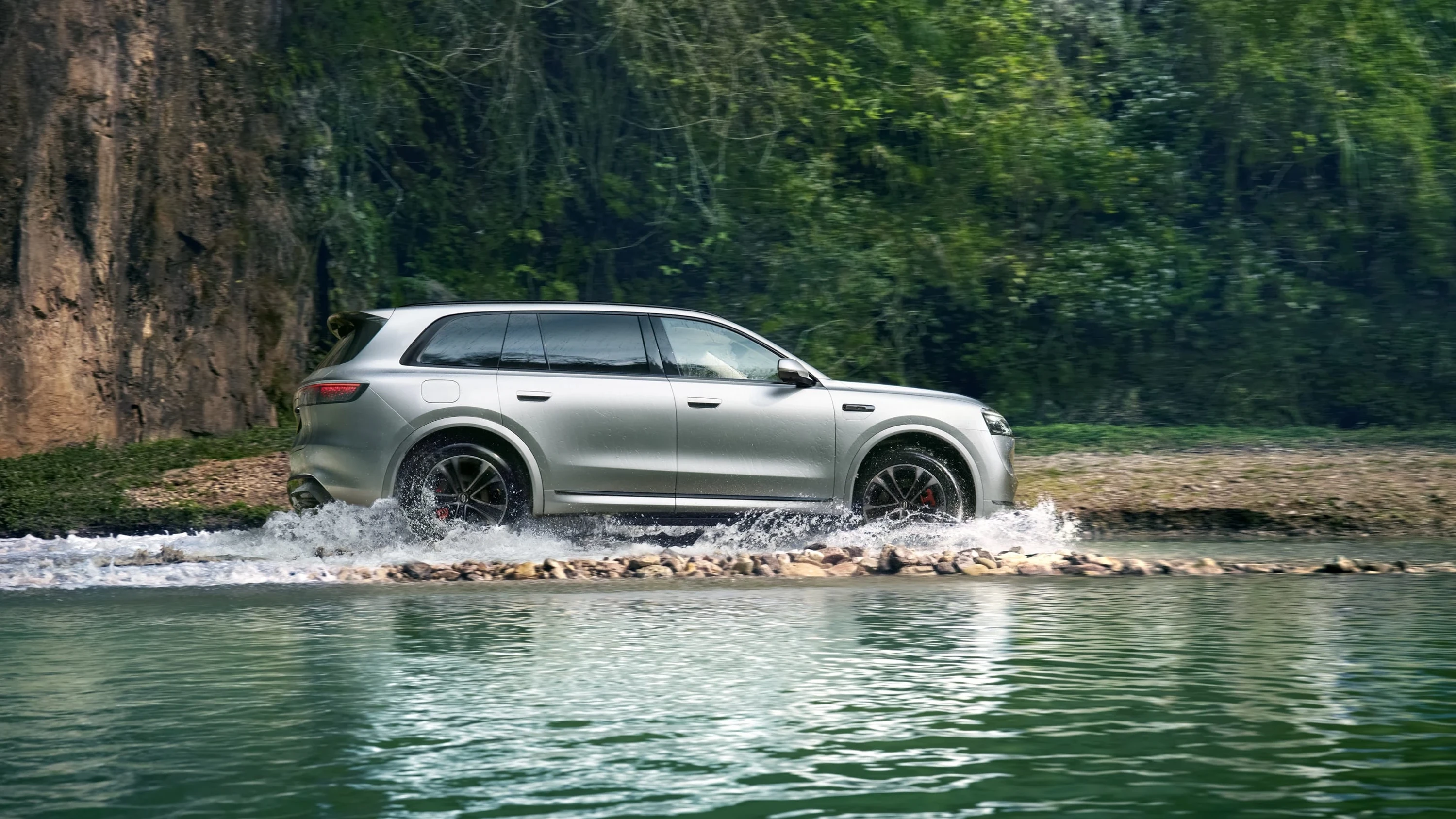 AITO M8 AWD dynamic view