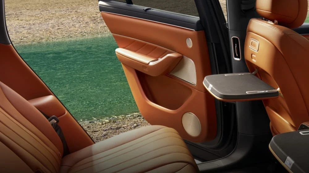 AITO M8 RWD details view