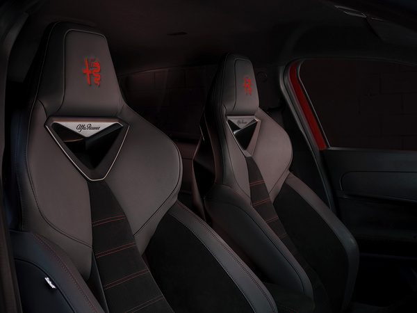 Alfa Romeo Junior Veloce frontseats view