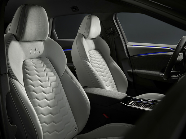 Audi A6 Avant e-tron performance frontseats view