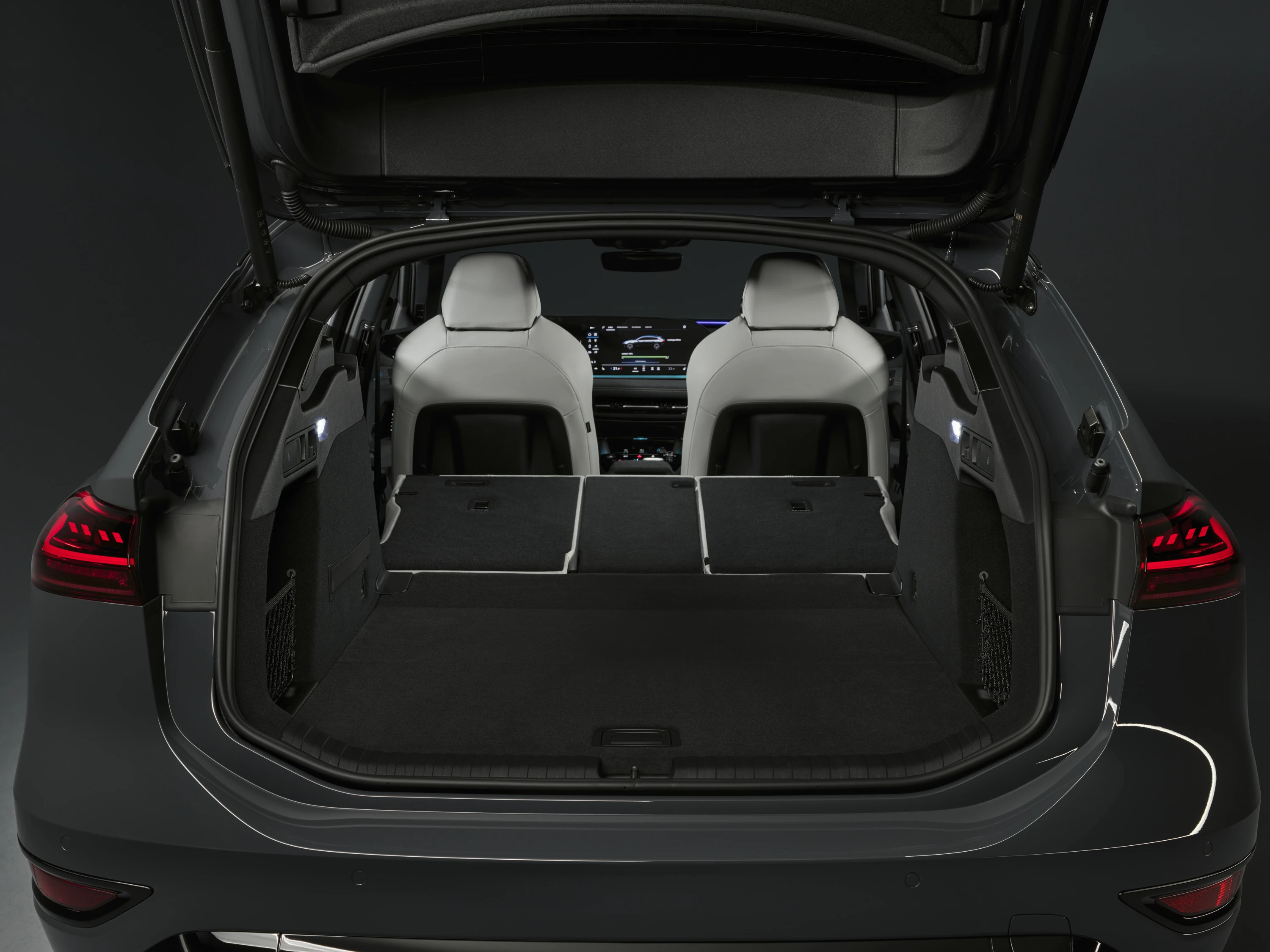 Audi A6 Avant e-tron performance trunk view