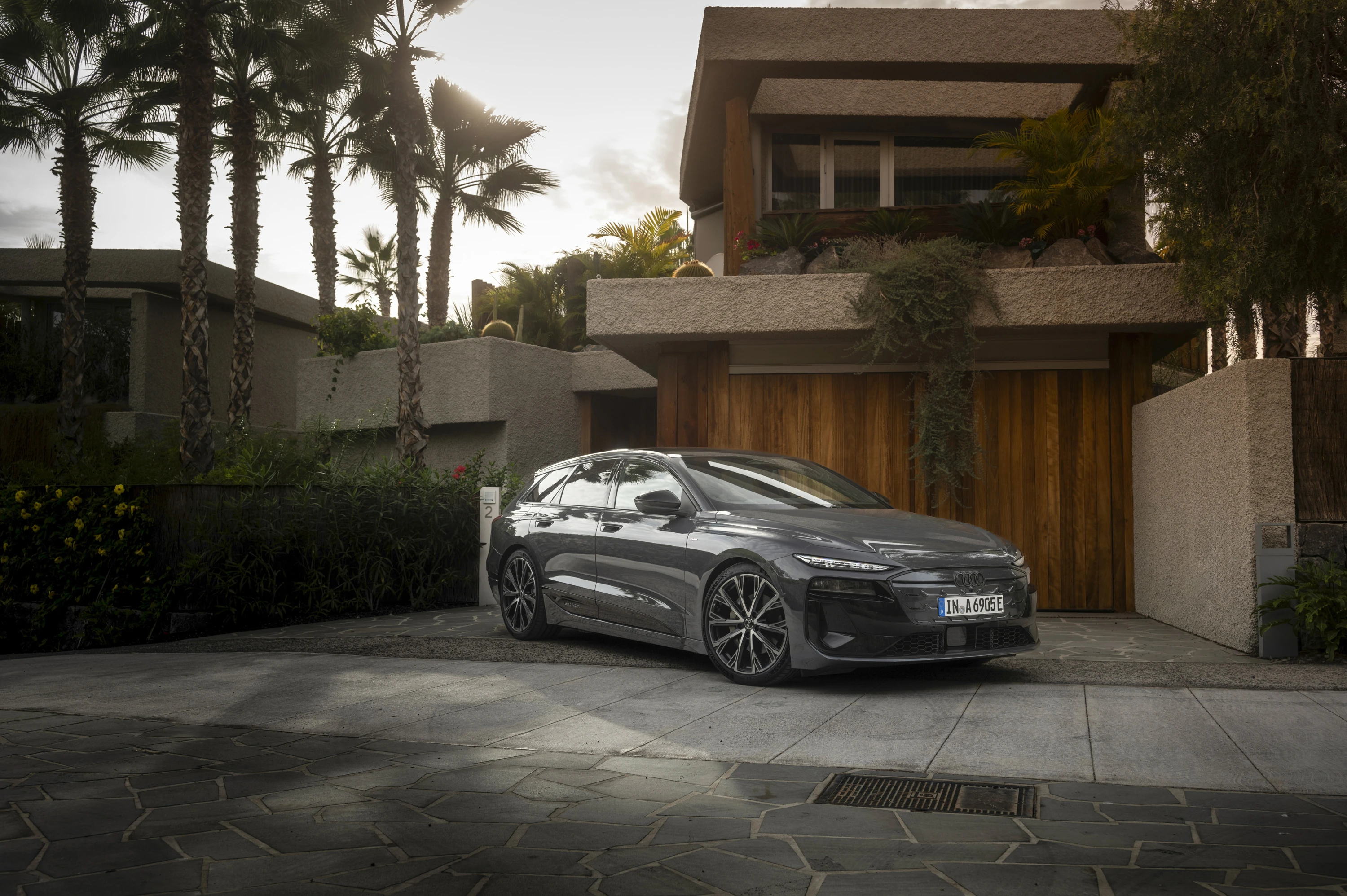 Audi A6 Avant e-tron quattro main view