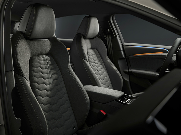 Audi A6 Sportback e-tron quattro frontseats view