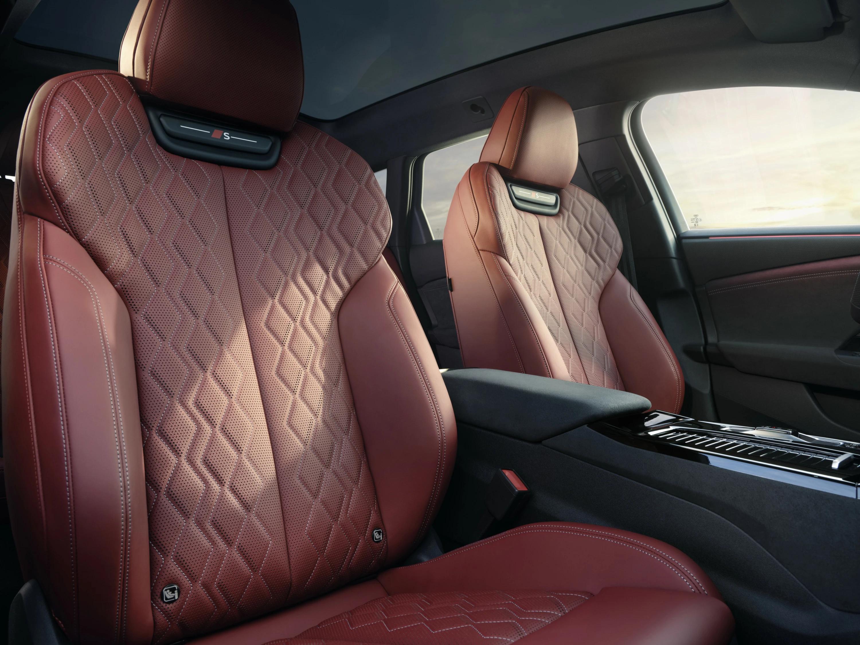 Audi S6 Avant e-tron frontseats view