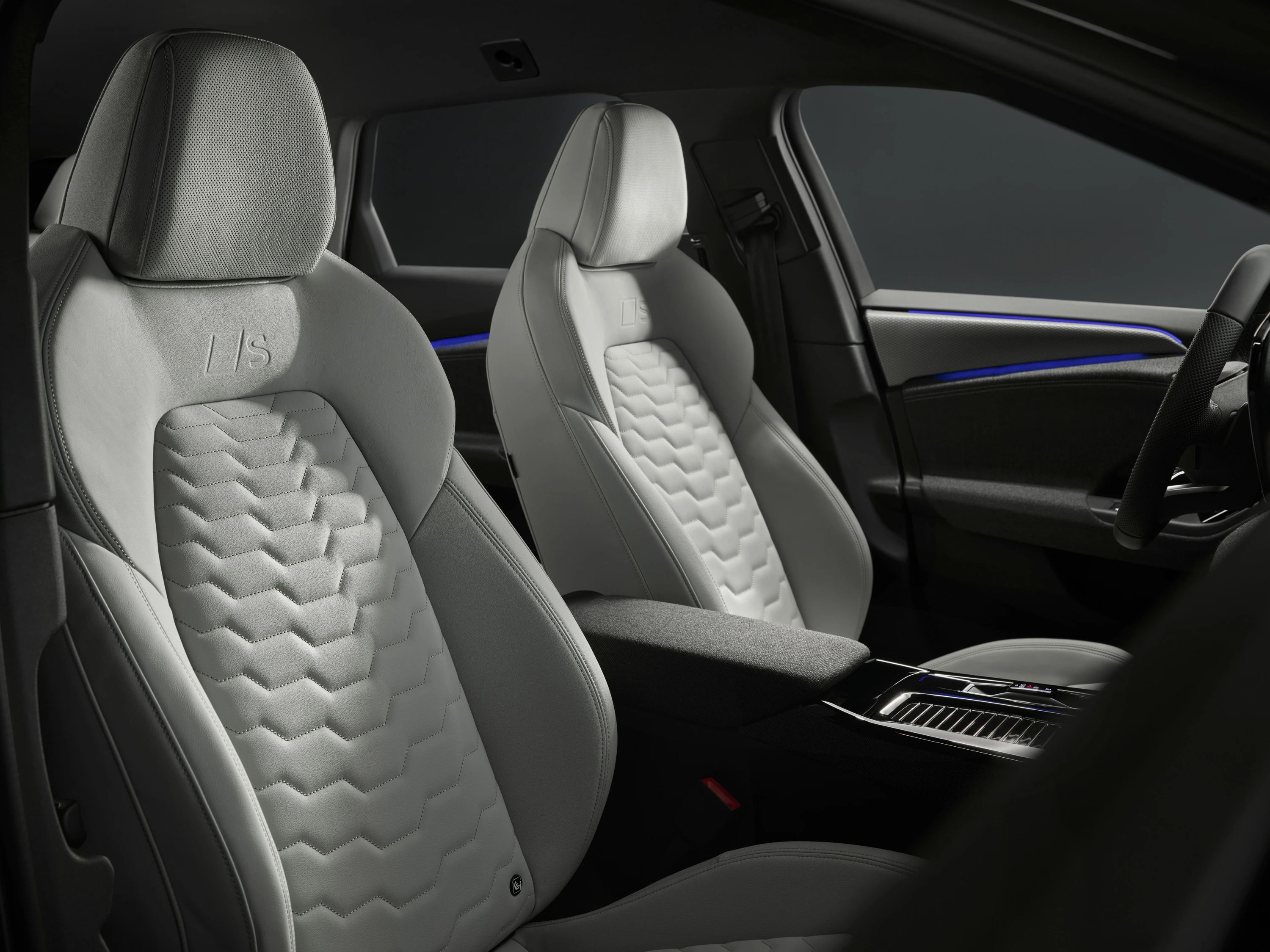 Audi S6 Avant e-tron frontseats view