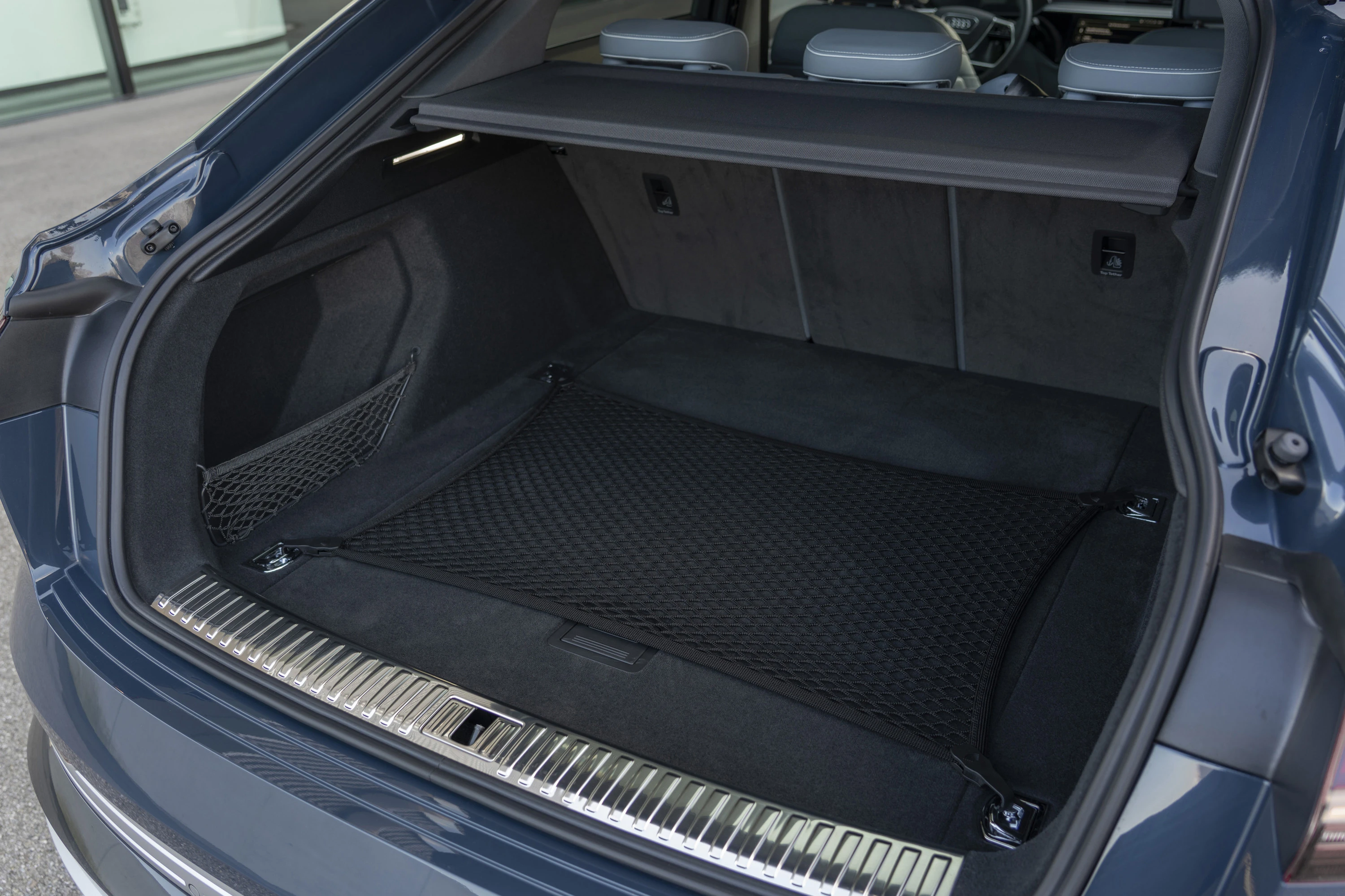Audi e-tron 55 Sportback trunk view