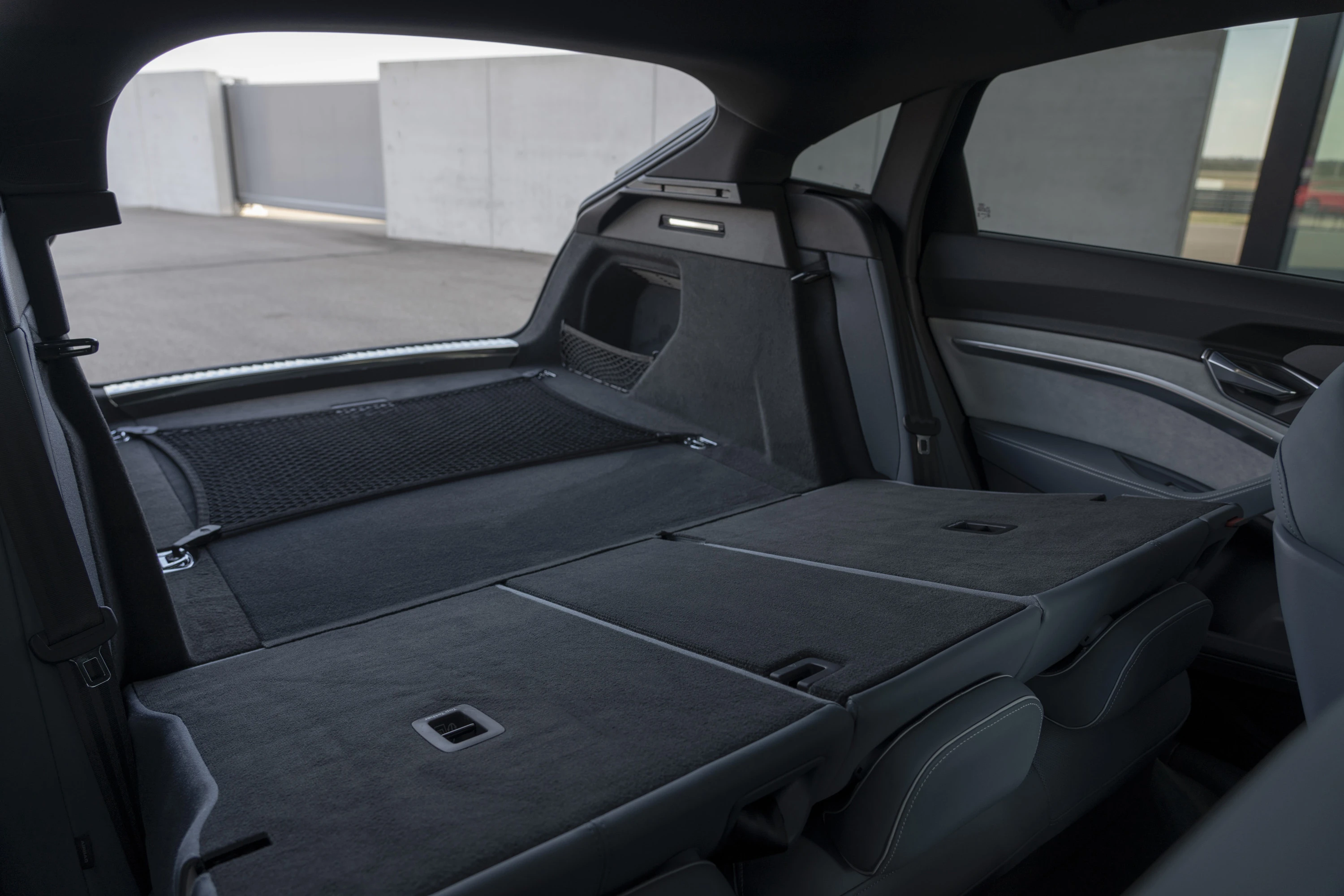 Audi e-tron 55 Sportback trunk view