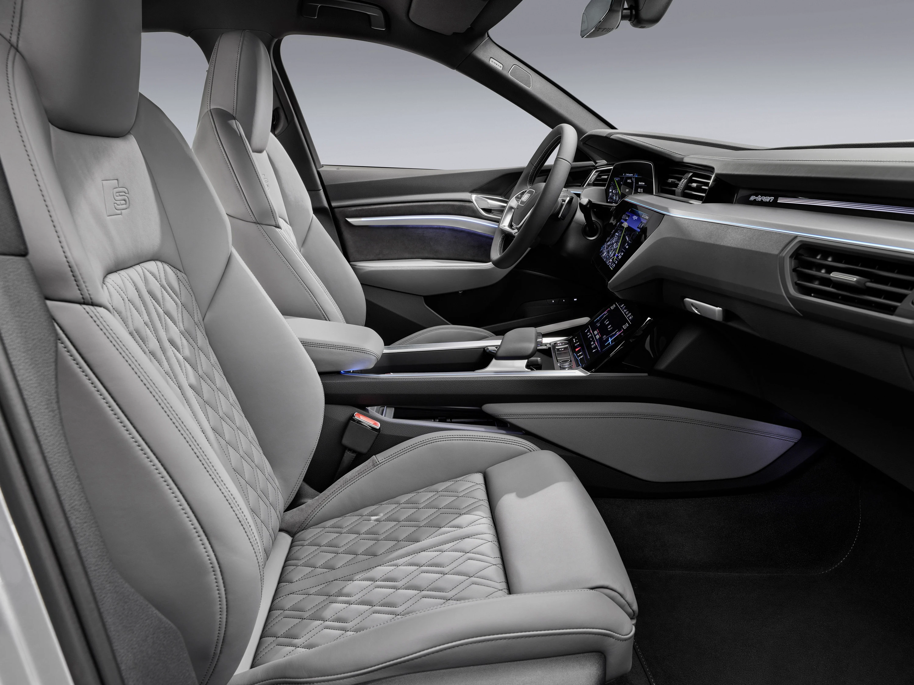 Audi e-tron 55 Sportback frontseats view