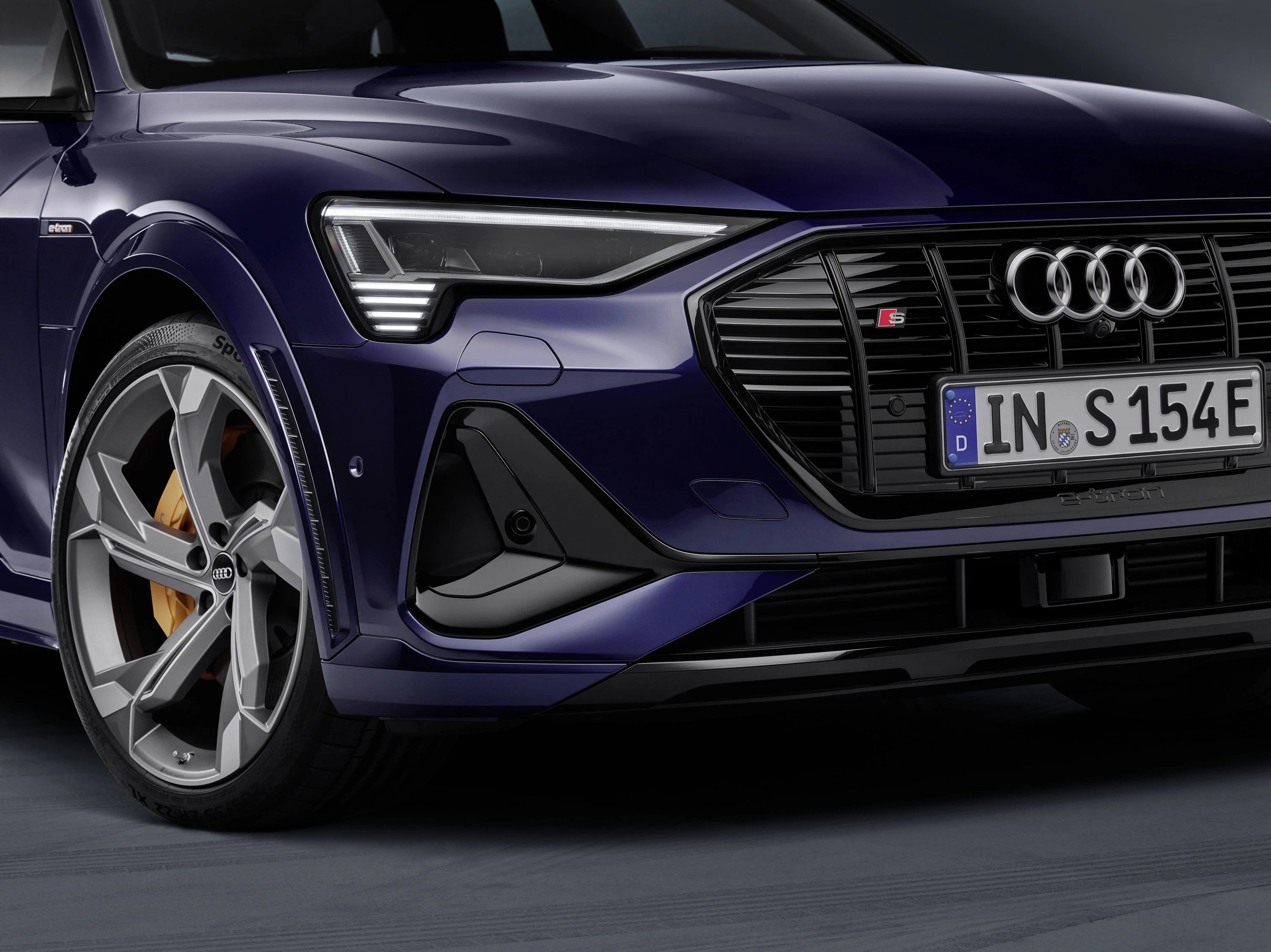 Audi e-tron S headlights view