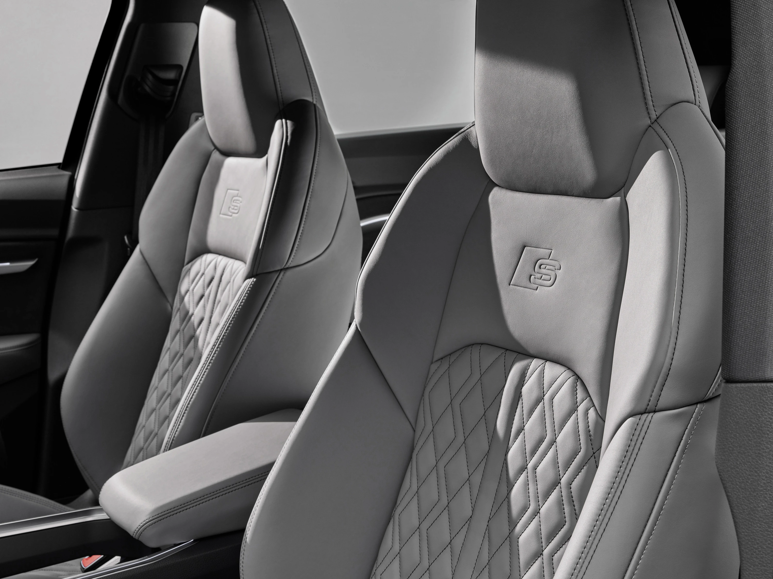 Audi e-tron S frontseats view