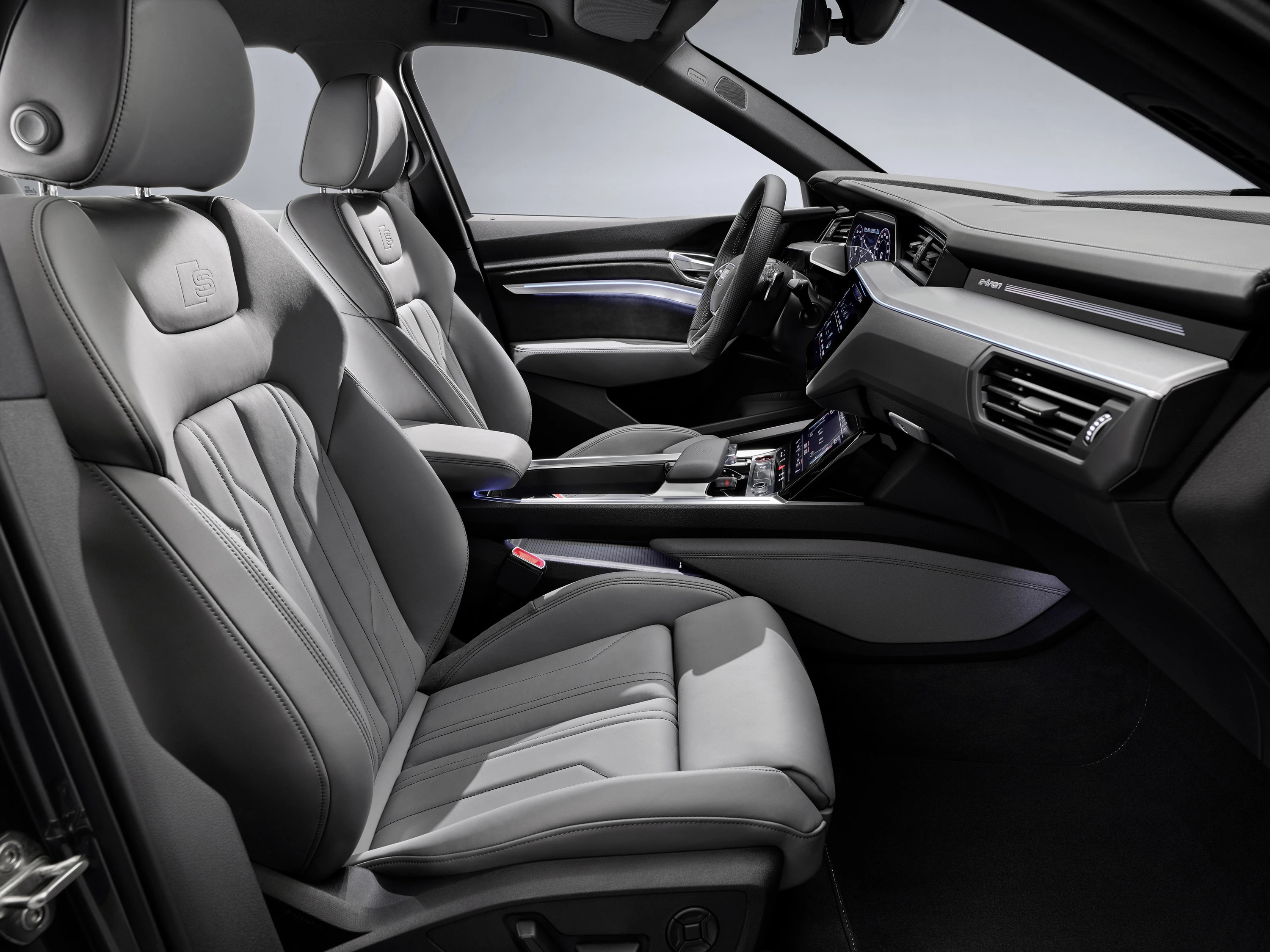 Audi e-tron S Sportback frontseats view
