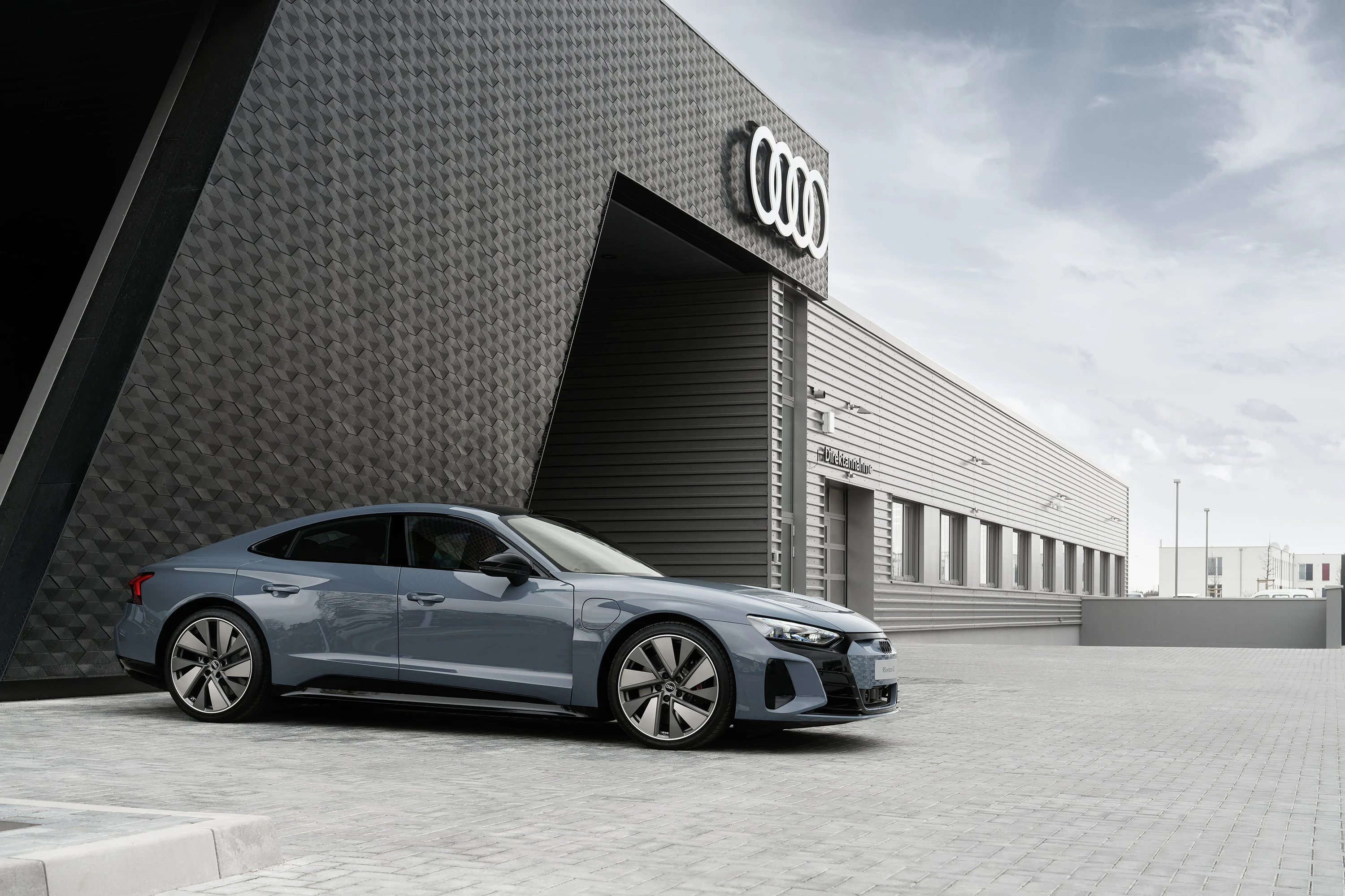 Audi RS e-tron GT (GEN1) exterior view