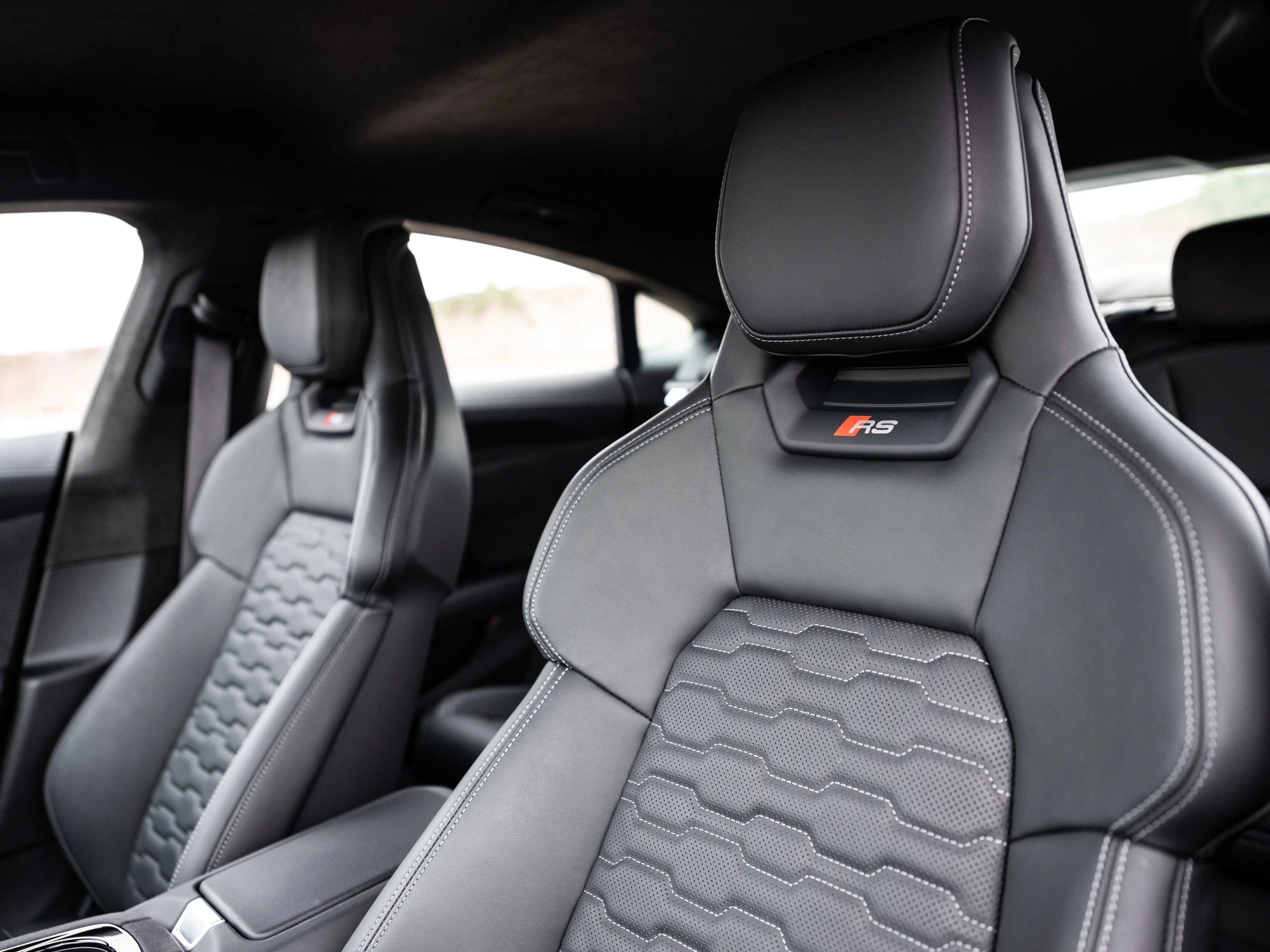 Audi RS e-tron GT (GEN1) frontseats view