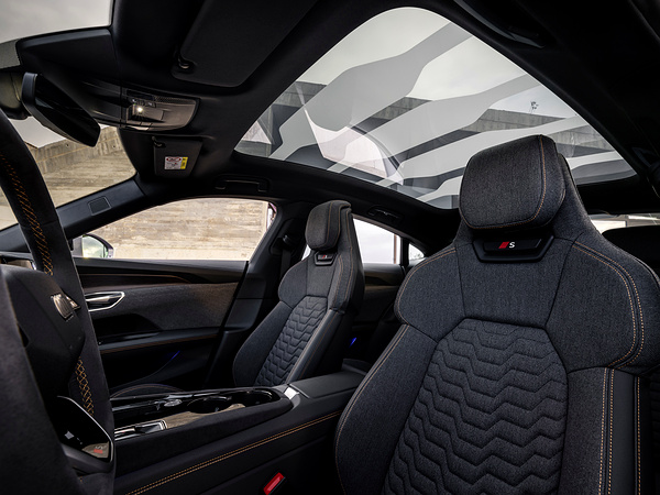 Audi S e-tron GT frontseats view