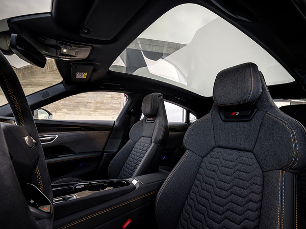 Audi S e-tron GT frontseats view