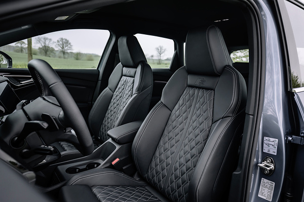 Audi Q4 35 e-tron frontseats view