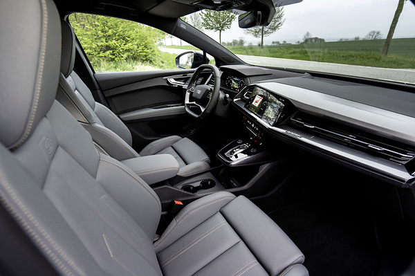 Audi Q4 40 e-tron frontseats view