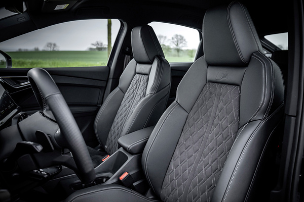 Audi Q4 Sportback 55 e-tron quattro frontseats view