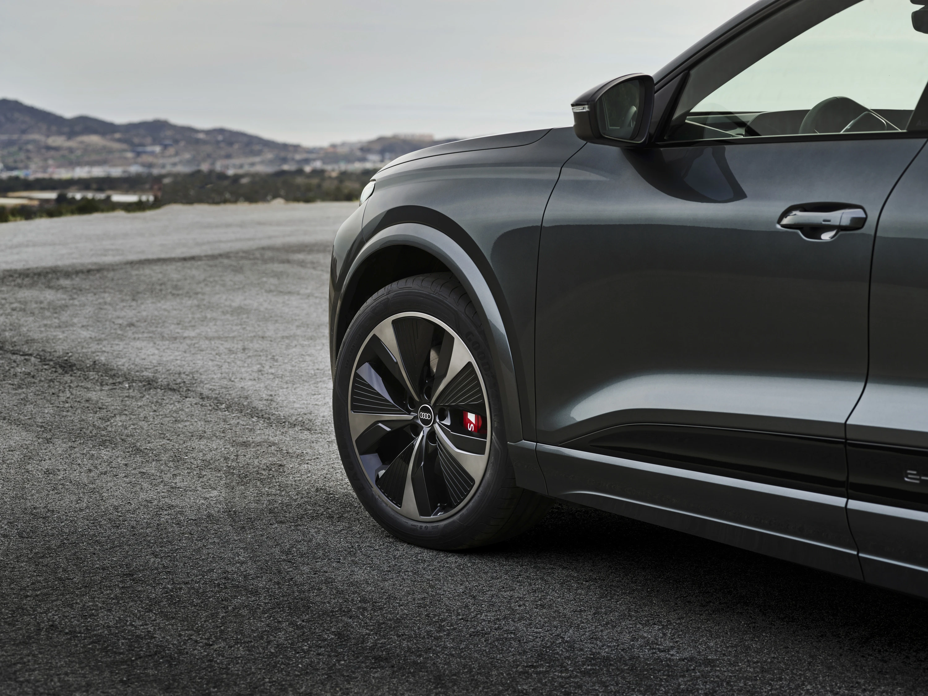 Audi SQ6 e-tron wheels view
