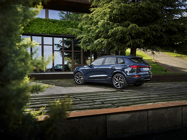Audi SQ6 e-tron exterior view