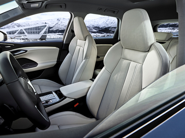 Audi SQ6 e-tron frontseats view