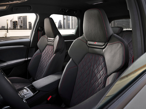 Audi SQ6 e-tron frontseats view