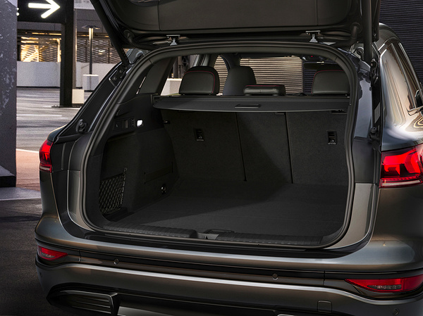 Audi SQ6 e-tron trunk view
