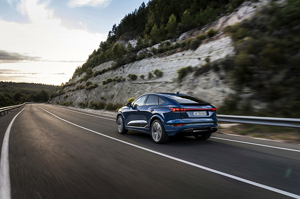 Audi SQ6 Sportback e-tron dynamic view