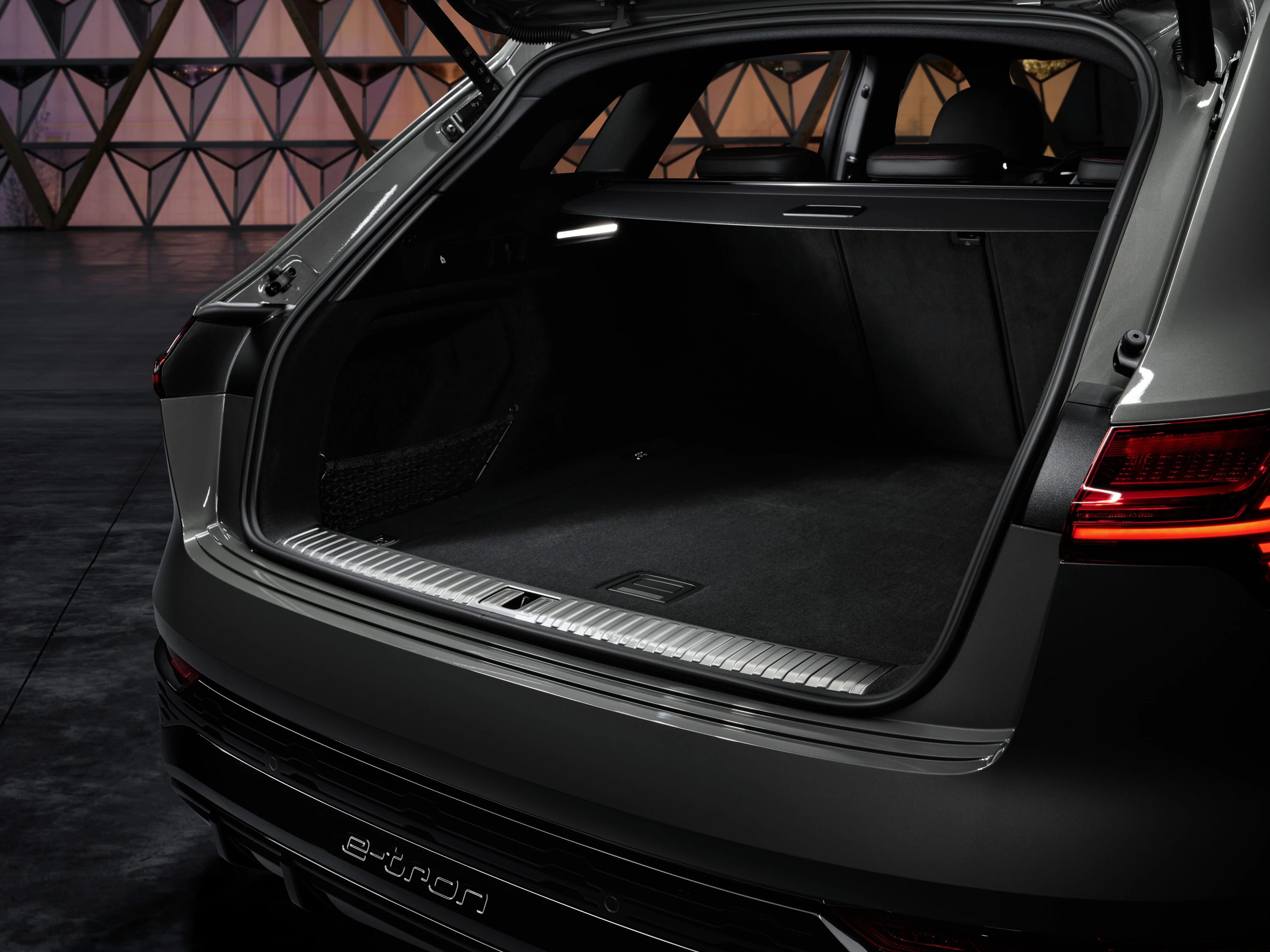 Audi Q8 50 e-tron trunk view