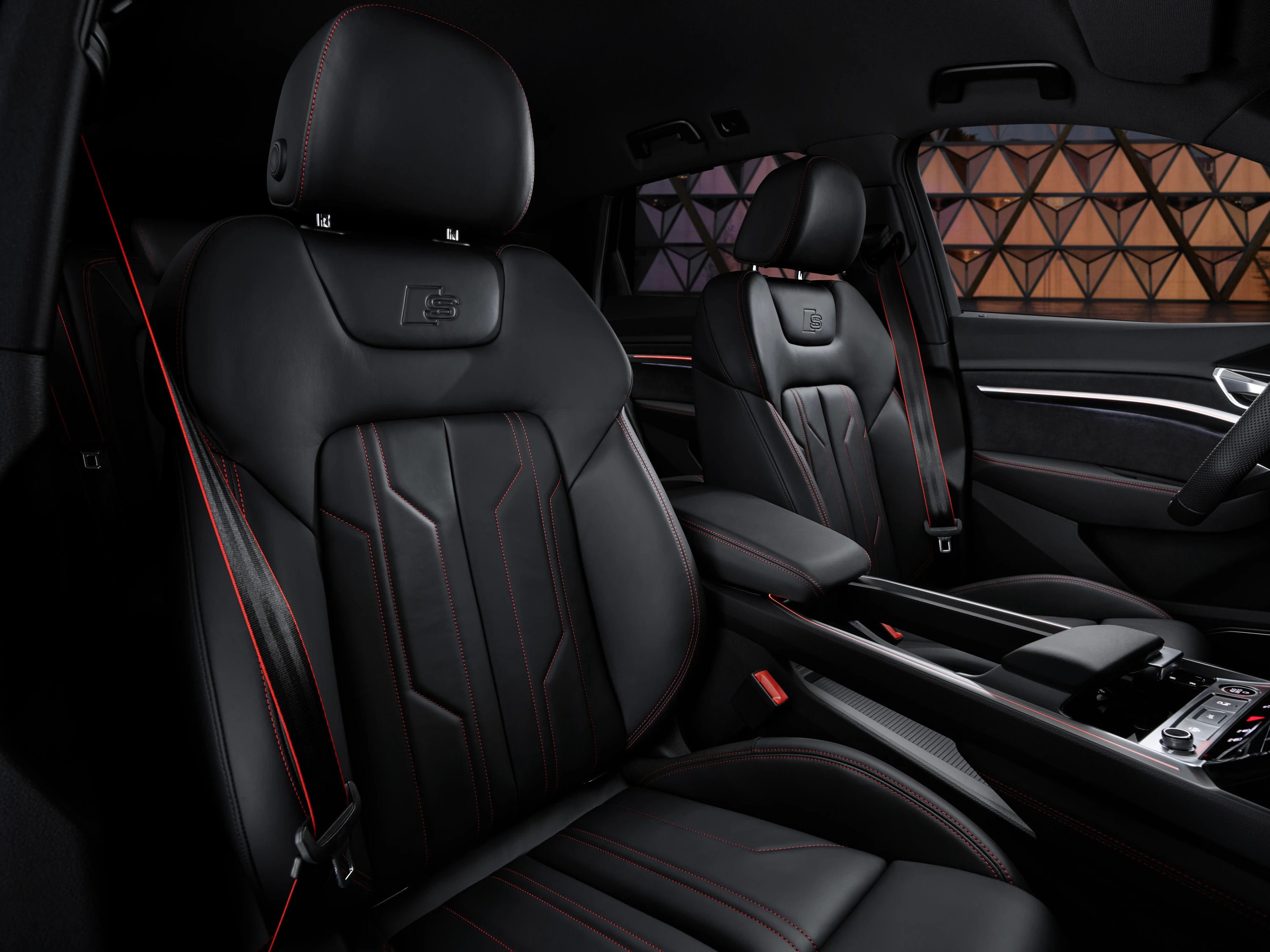 Audi Q8 55 e-tron frontseats view