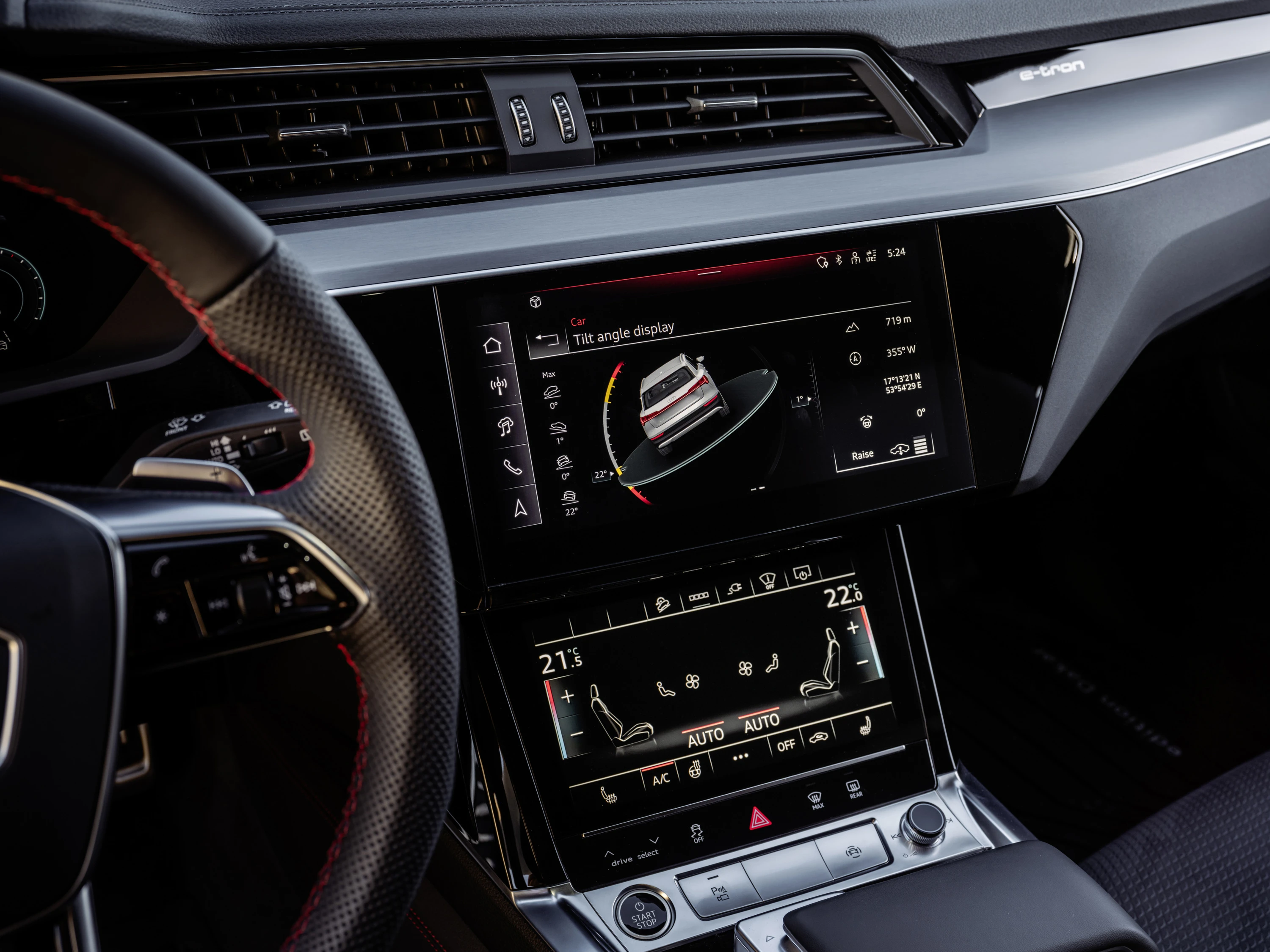 Audi Q8 e-tron edition Dakar screens view