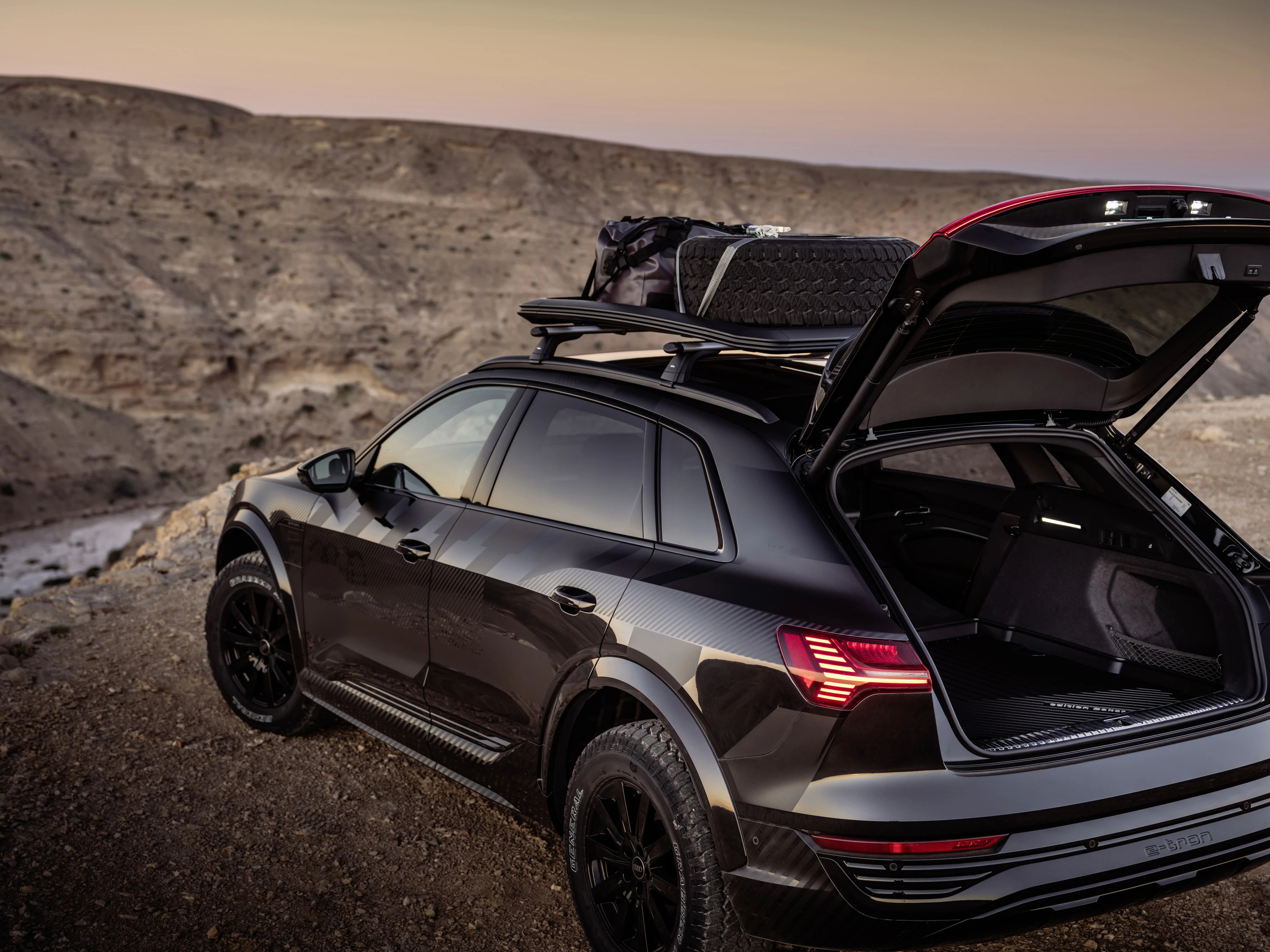 Audi Q8 e-tron edition Dakar trunk view